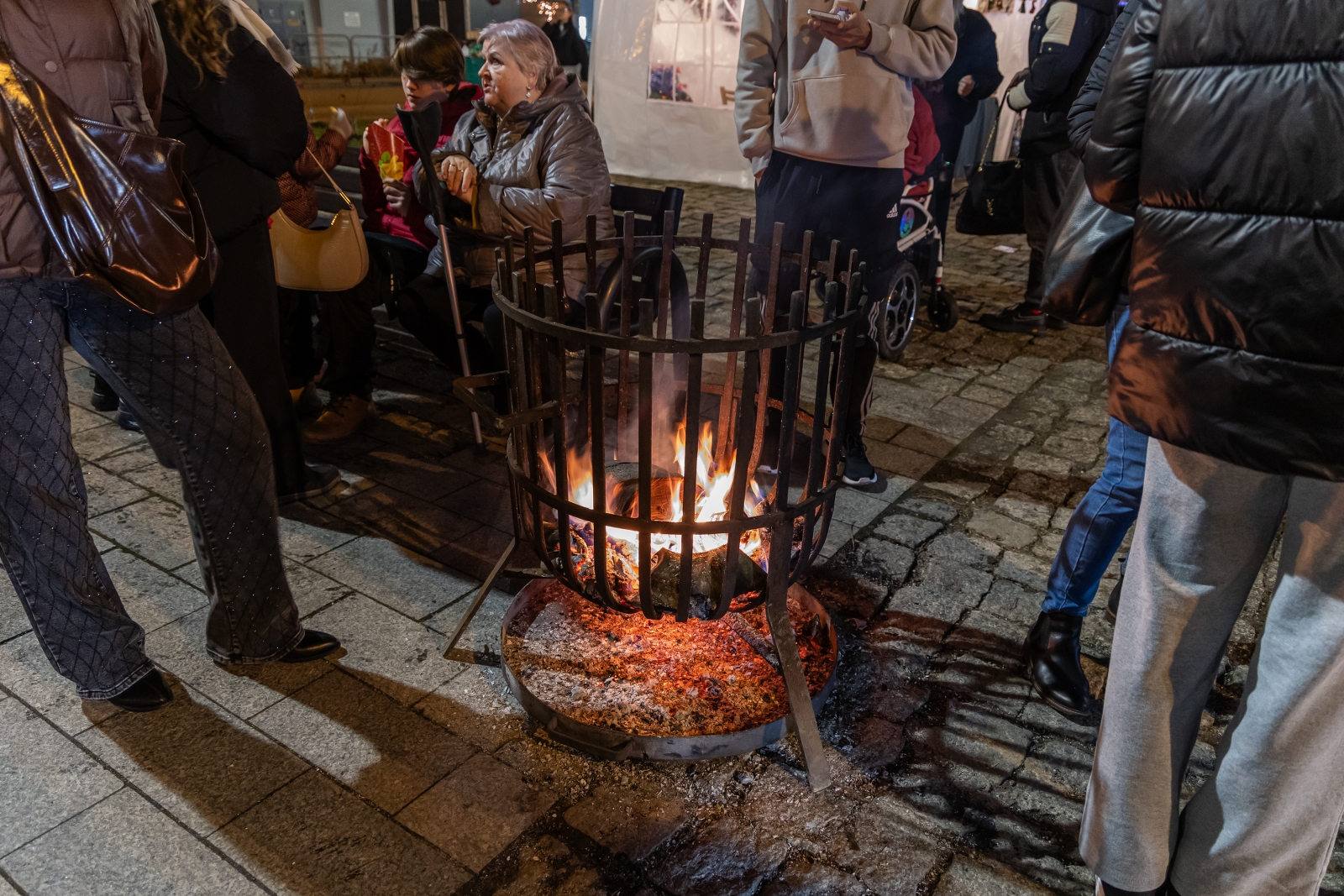 na zdjęciu ozdobione miasto i osoby podczas rozświetlenia