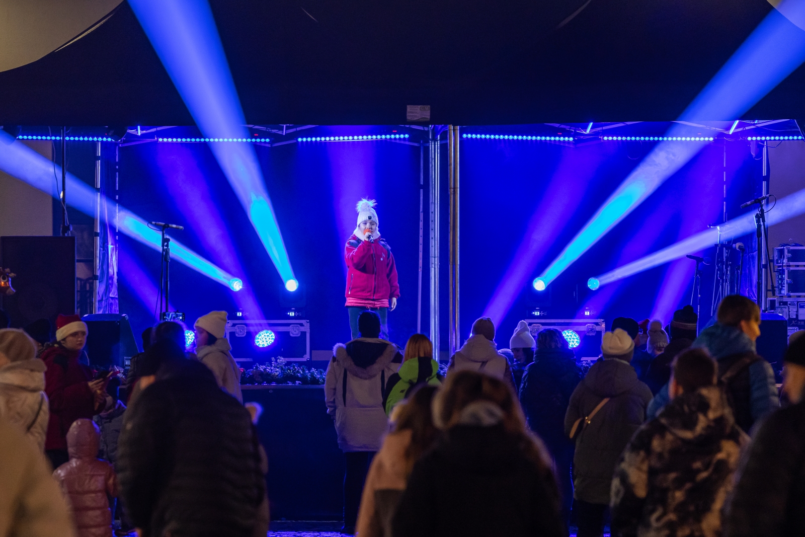 na zdjęciu ozdobione miasto i osoby podczas rozświetlenia