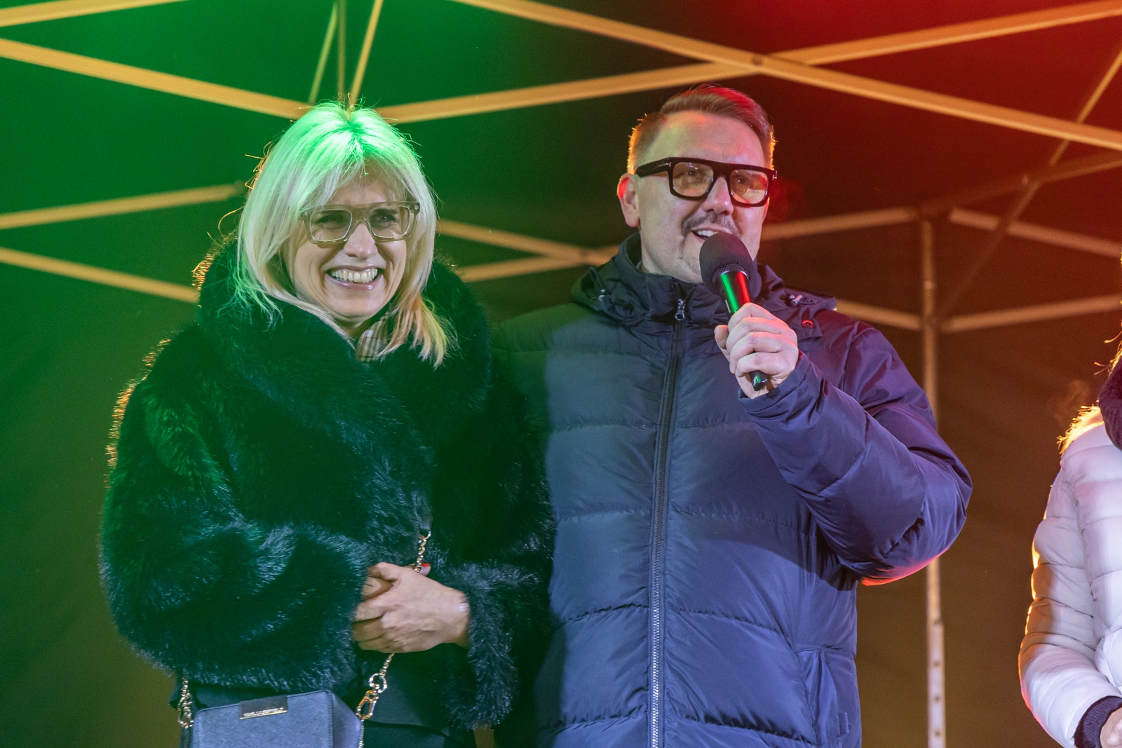 na zdjęciu ozdobione miasto i osoby podczas rozświetlenia