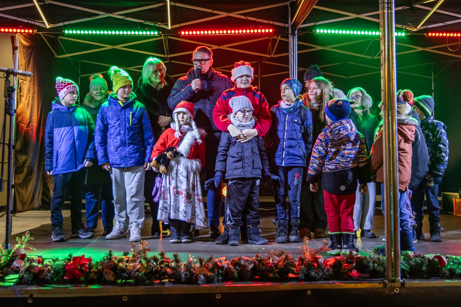 na zdjęciu ozdobione miasto i osoby podczas rozświetlenia