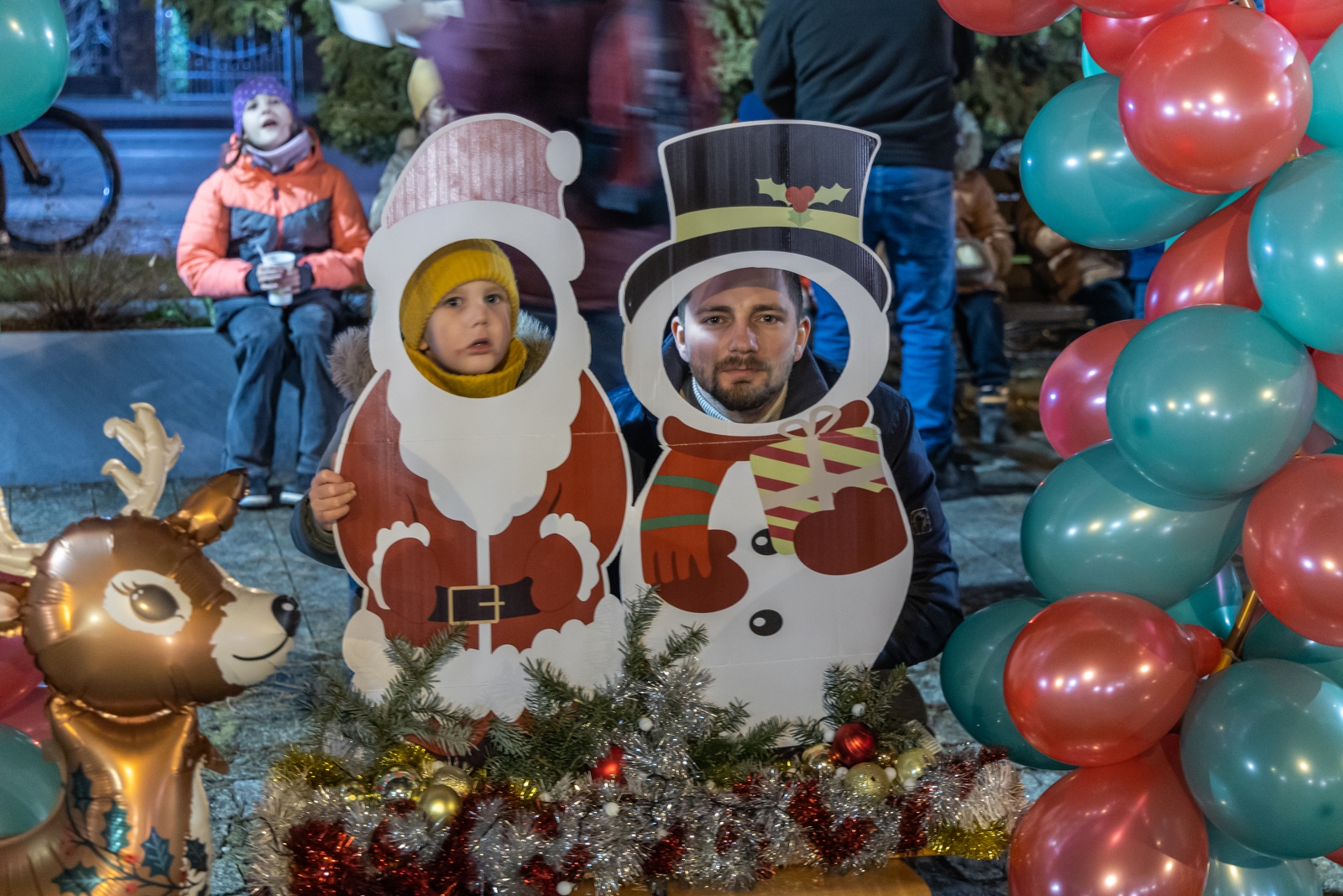 na zdjęciu ozdobione miasto i osoby podczas rozświetlenia