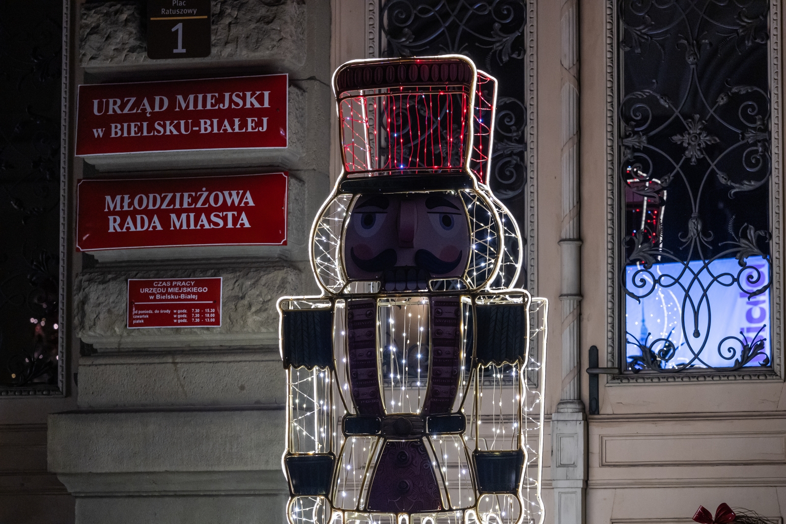 na zdjęciu ozdobione miasto i osoby podczas rozświetlenia