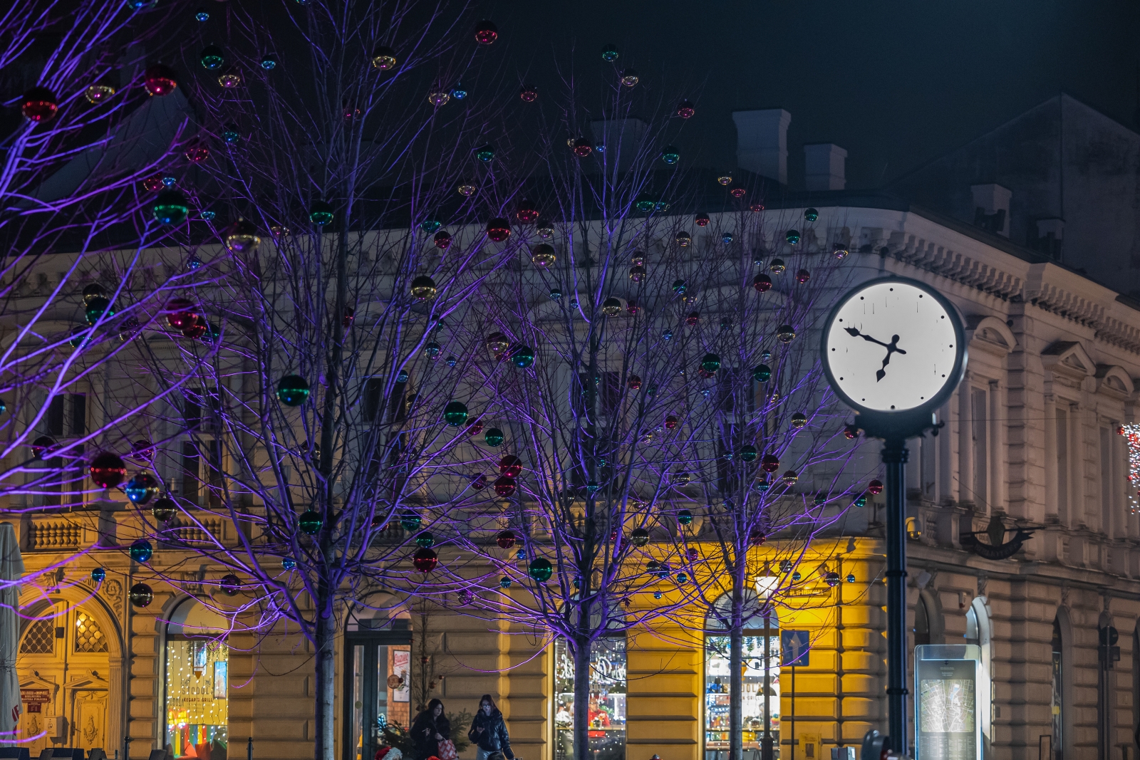 na zdjęciu ozdobione miasto i osoby podczas rozświetlenia