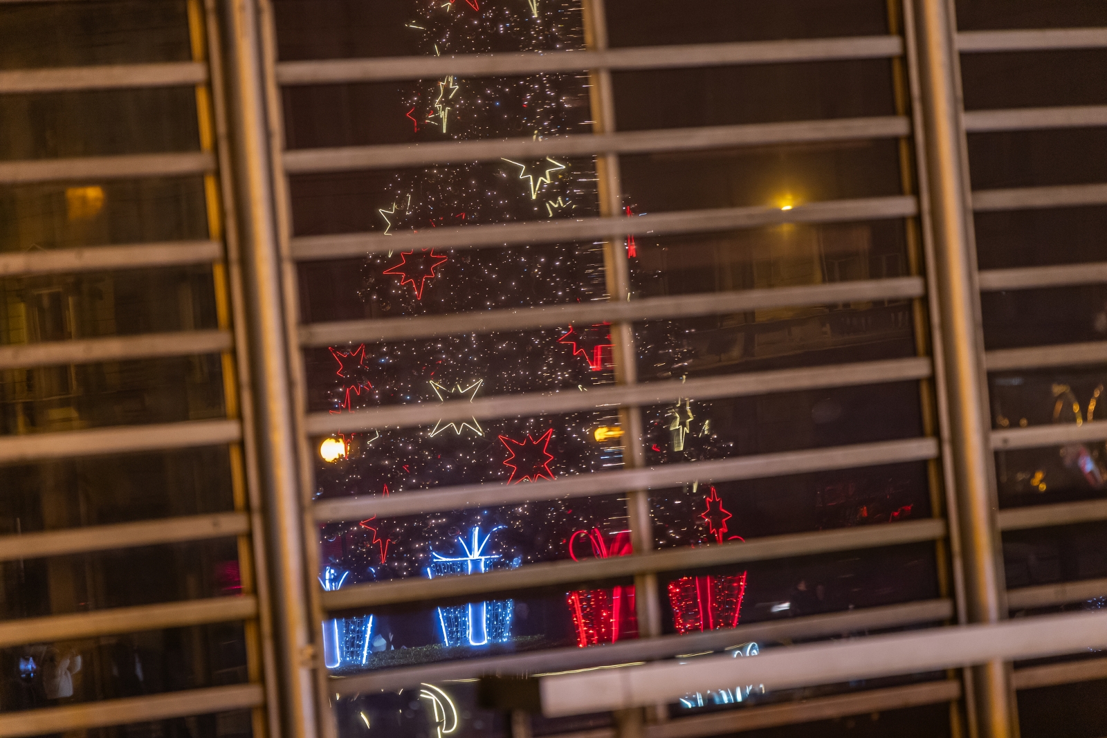 na zdjęciu ozdobione miasto i osoby podczas rozświetlenia