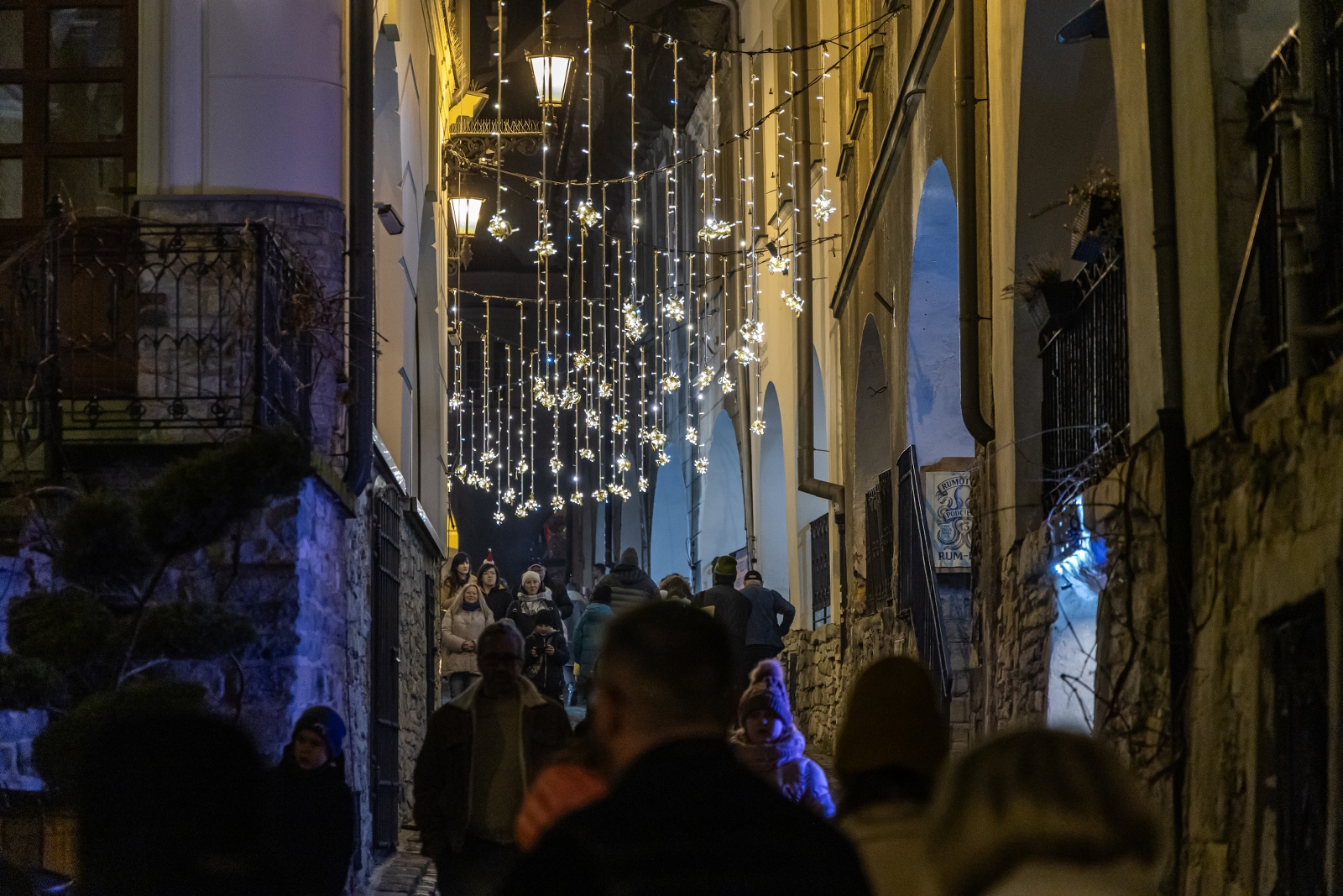 na zdjęciu ozdobione miasto i osoby podczas rozświetlenia