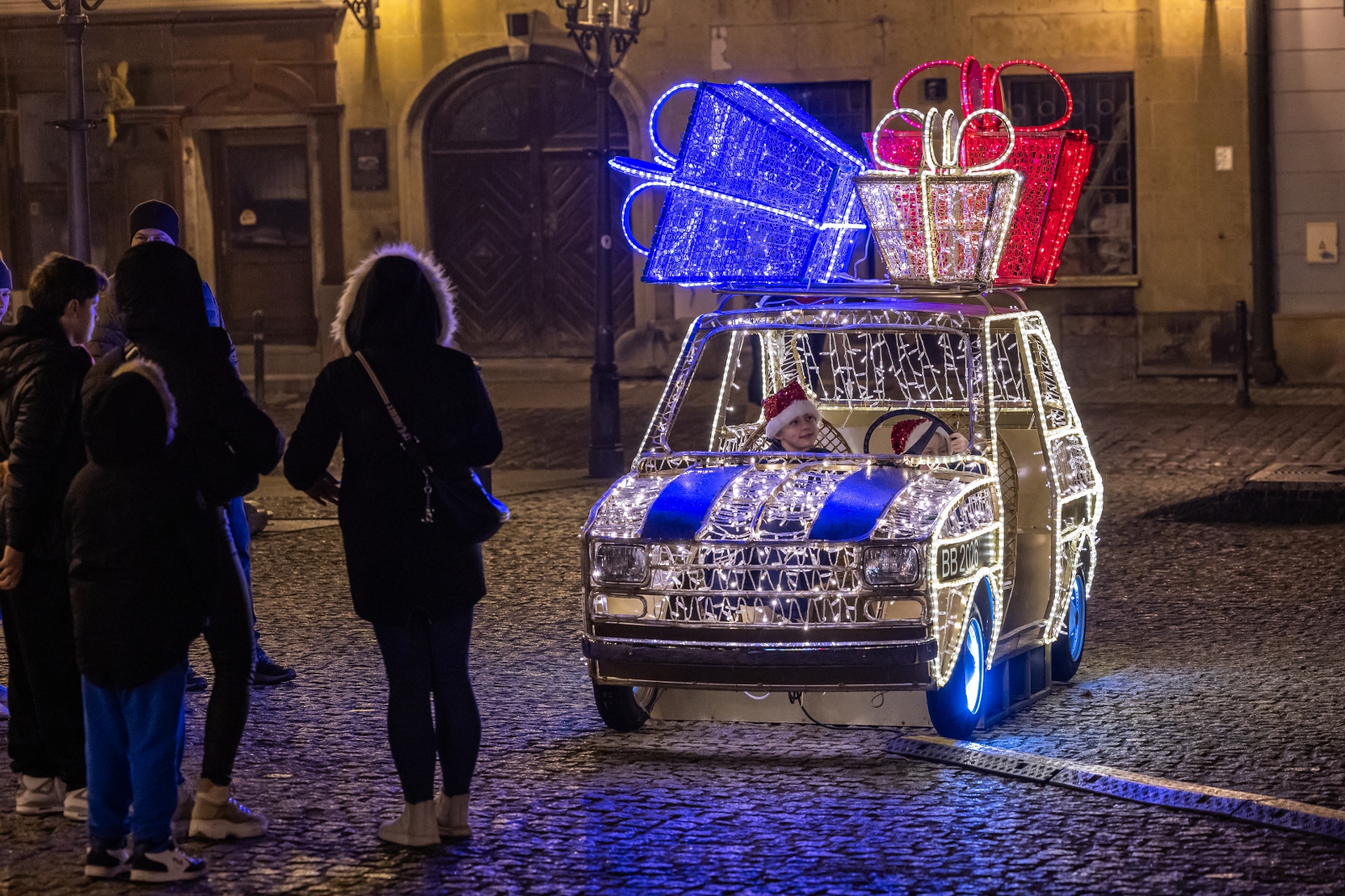 na zdjęciu ozdobione miasto i osoby podczas rozświetlenia