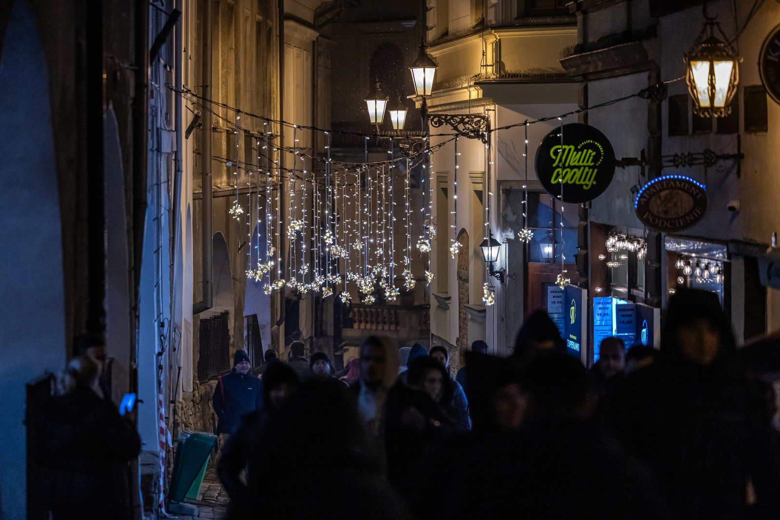 na zdjęciu ozdobione miasto i osoby podczas rozświetlenia