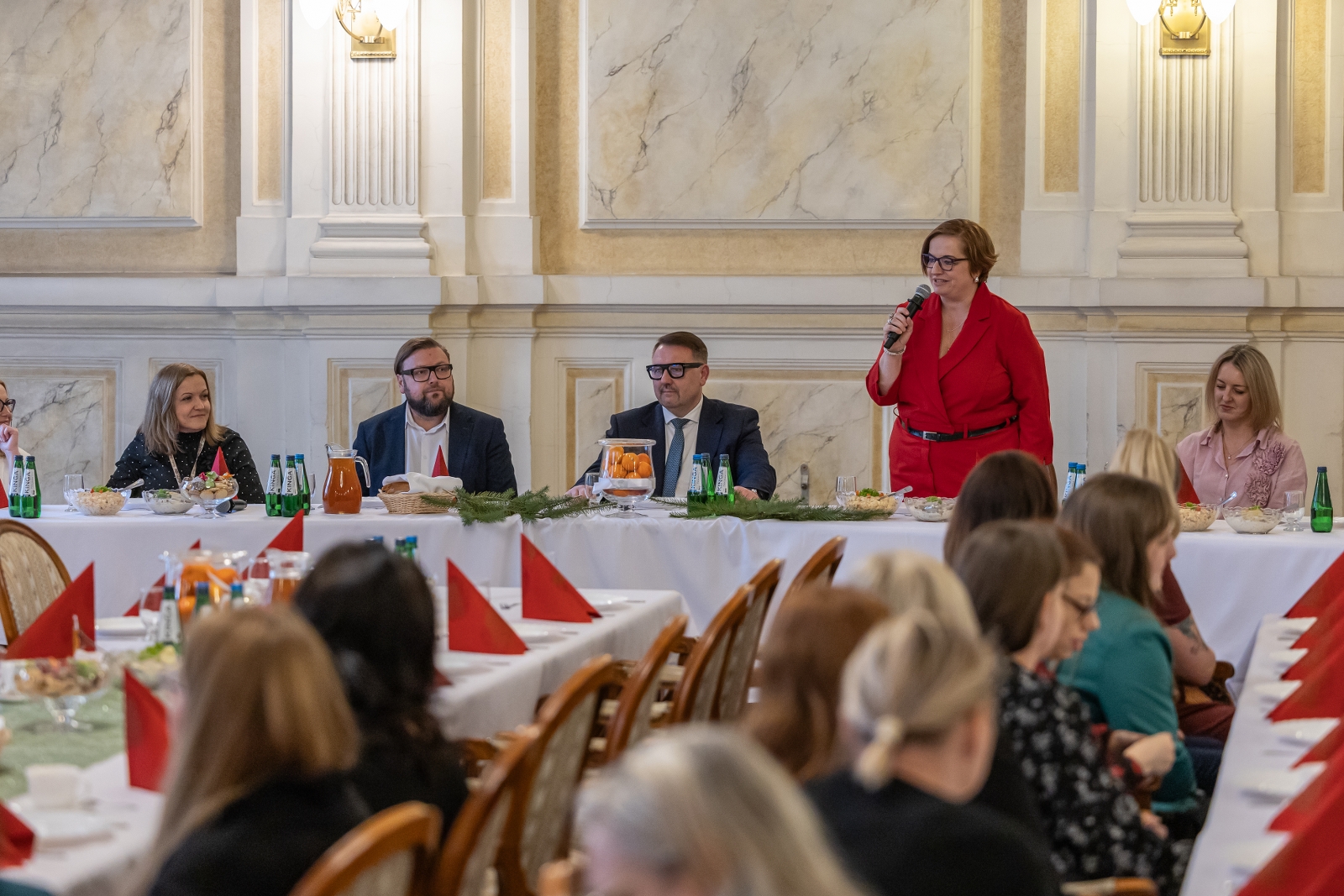 na zdjęciu osoby podczas spotkania