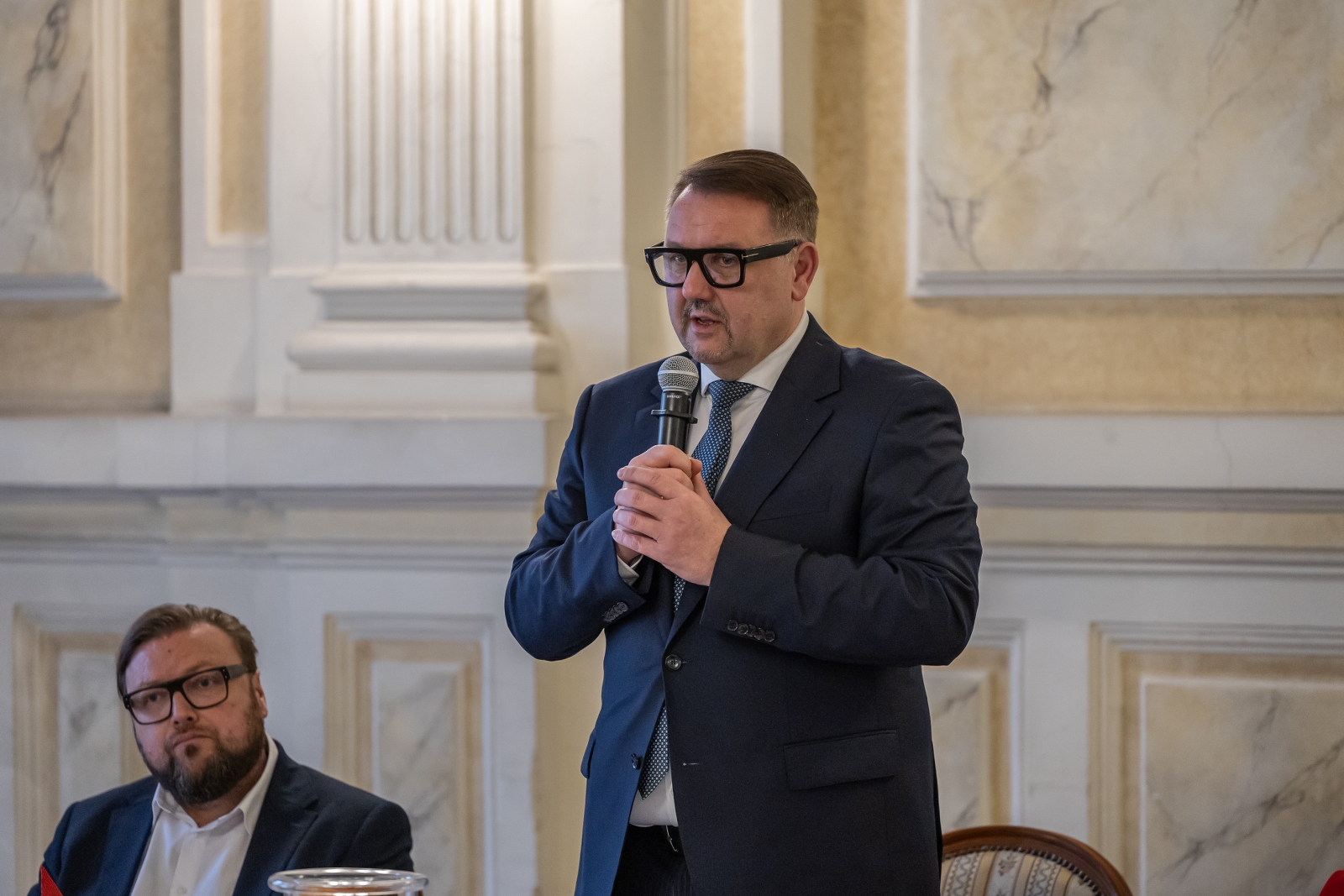 na zdjęciu osoby podczas spotkania