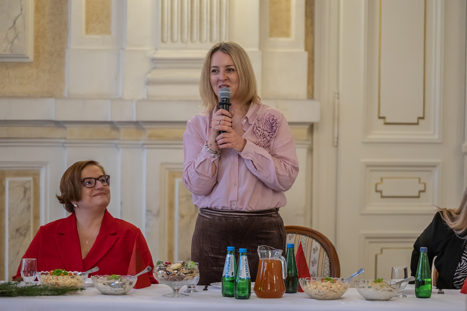 na zdjęciu osoby podczas spotkania