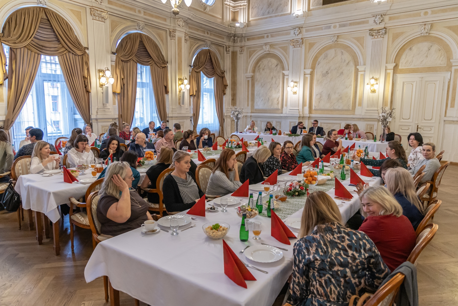 na zdjęciu osoby podczas spotkania