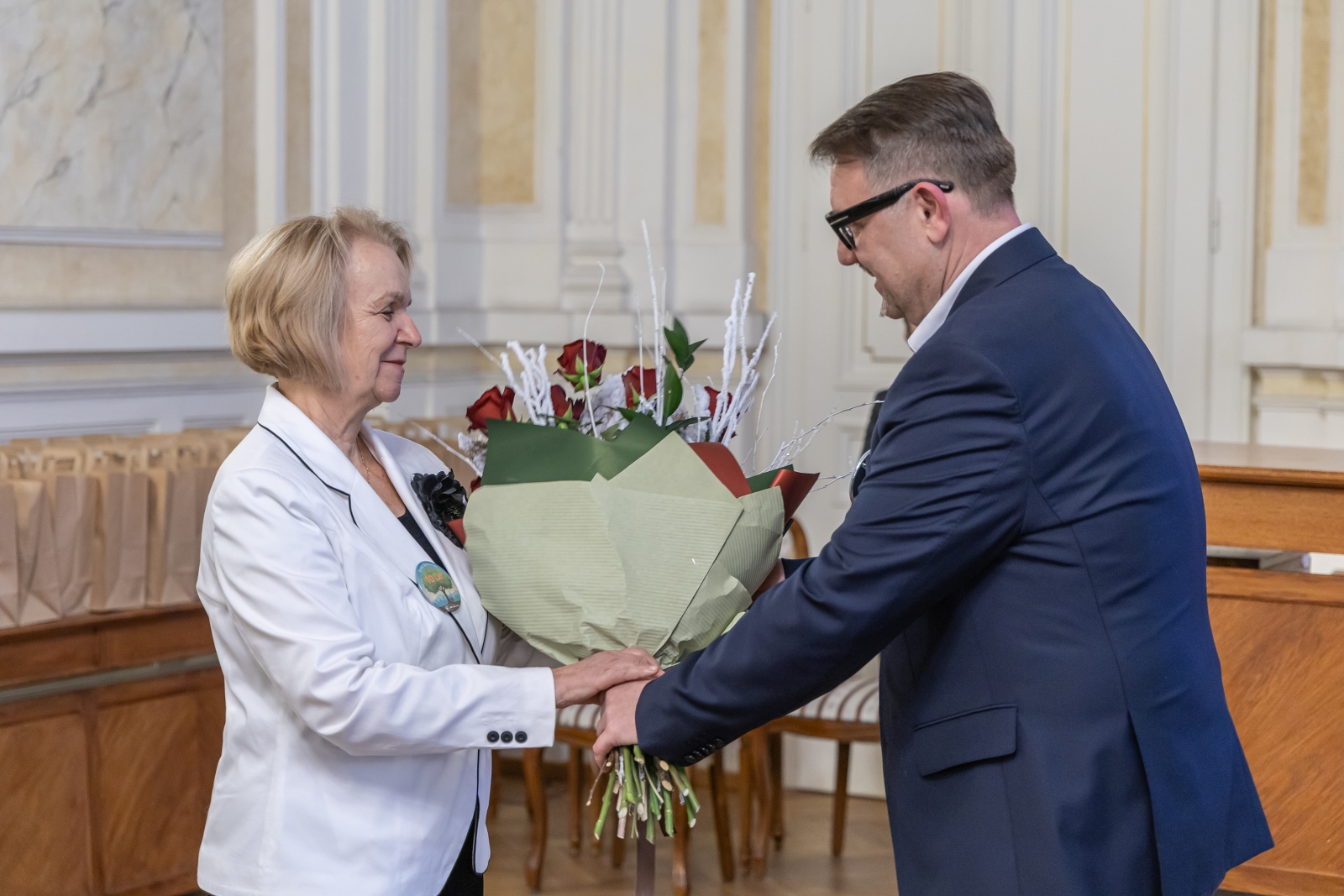 na zdjęciu osoby podczas uroczystości