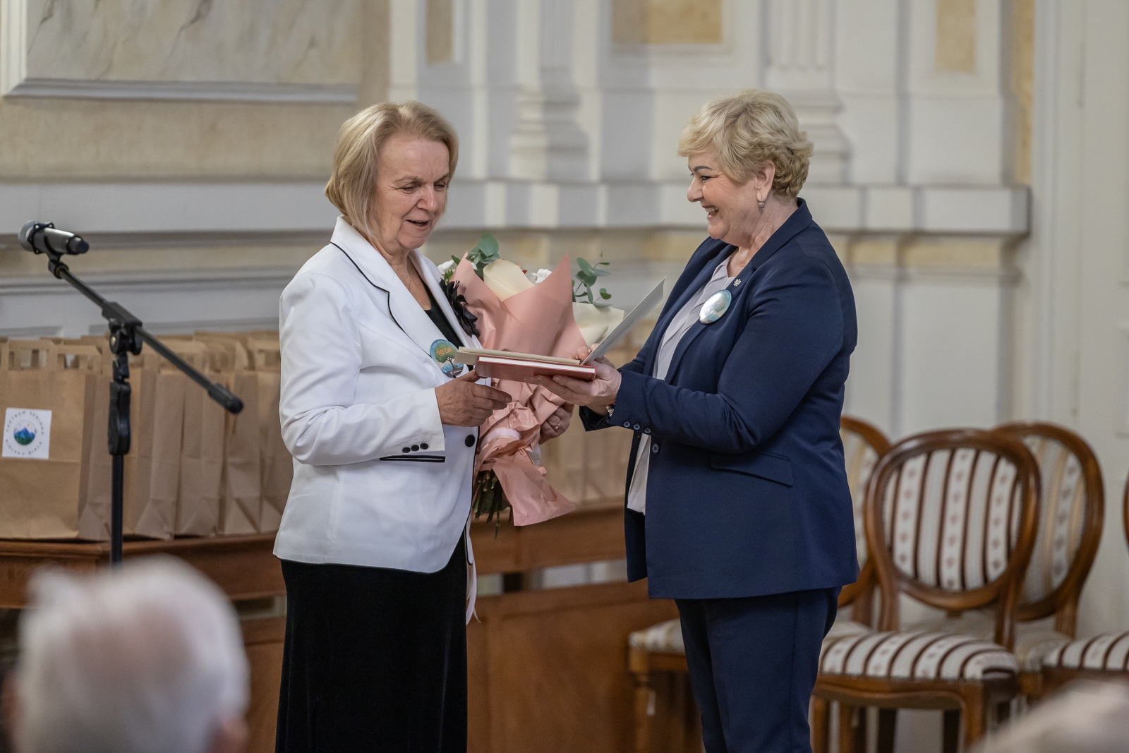 na zdjęciu osoby podczas uroczystości