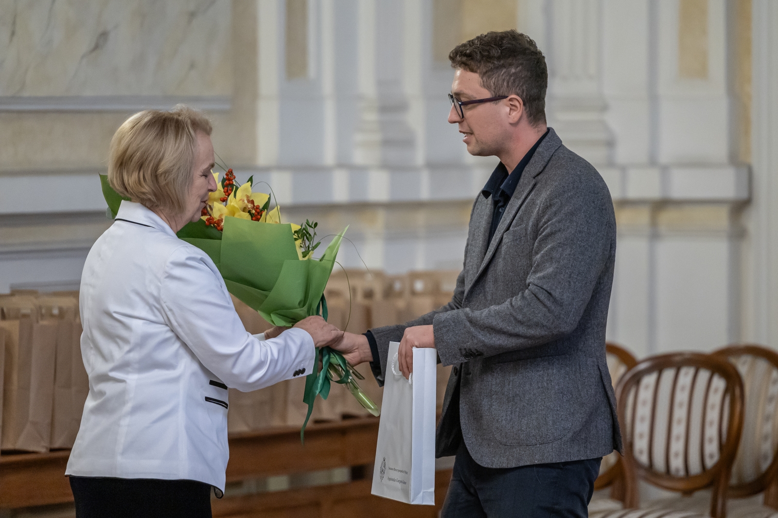 na zdjęciu osoby podczas uroczystości