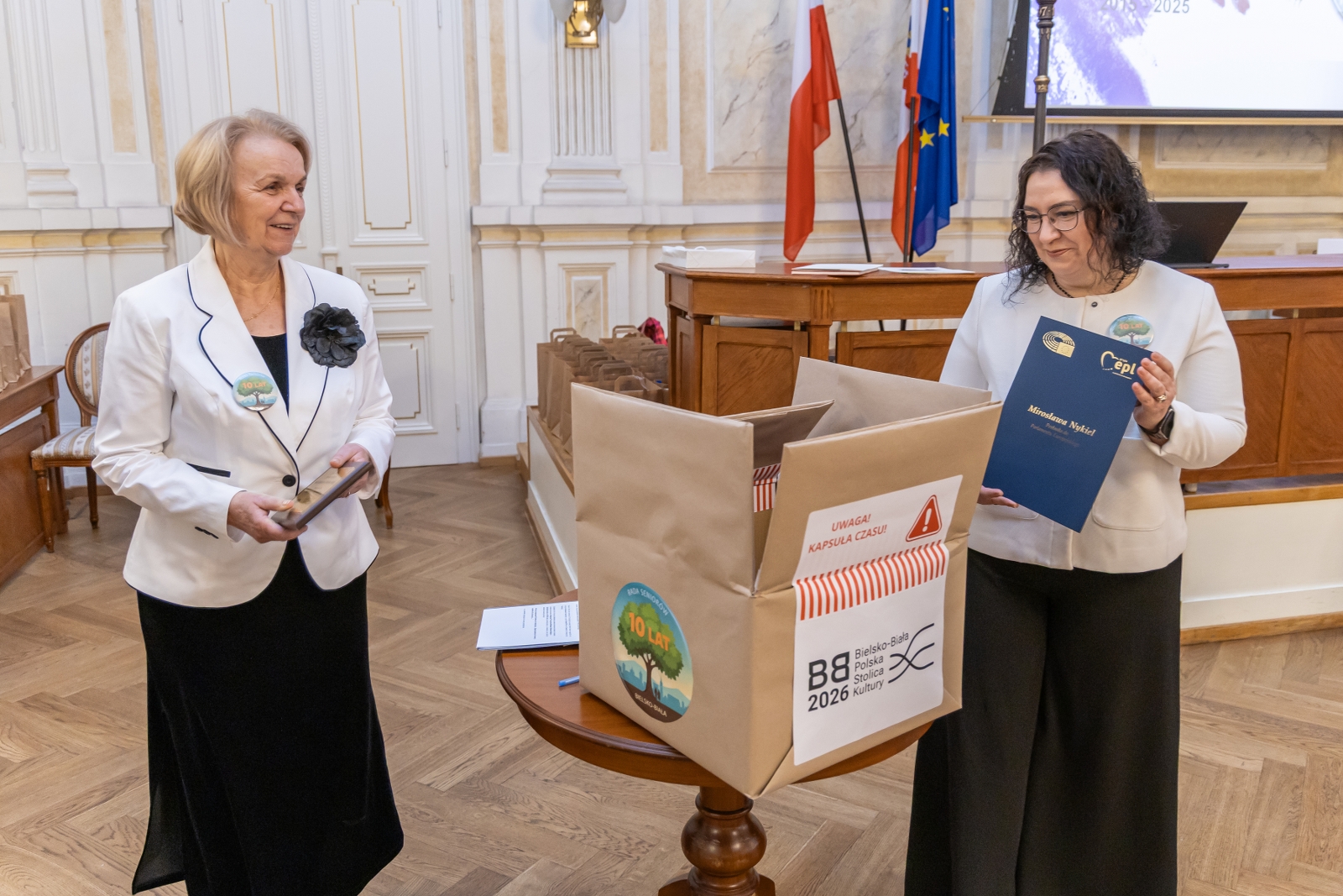 na zdjęciu osoby podczas uroczystości
