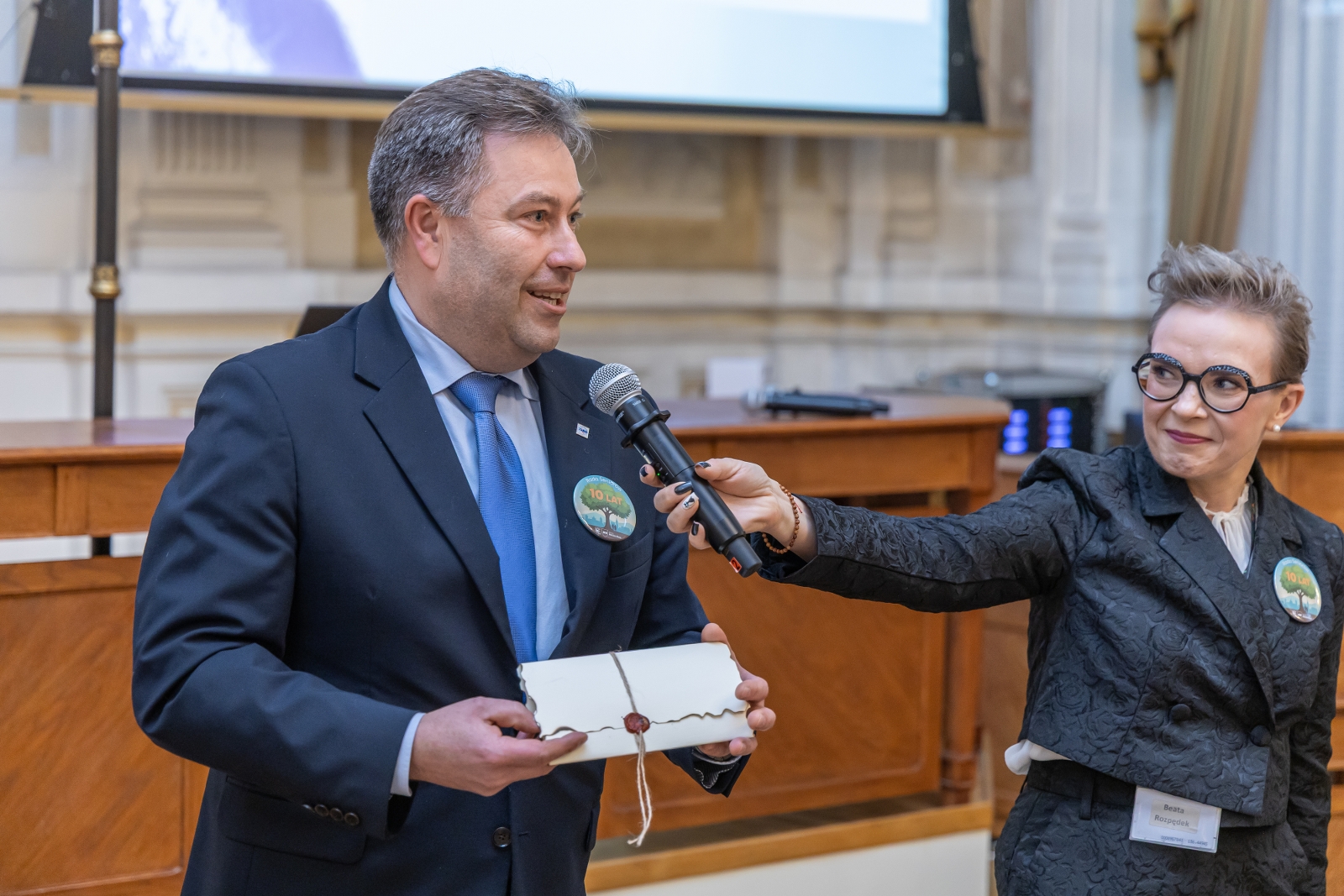 na zdjęciu osoby podczas uroczystości