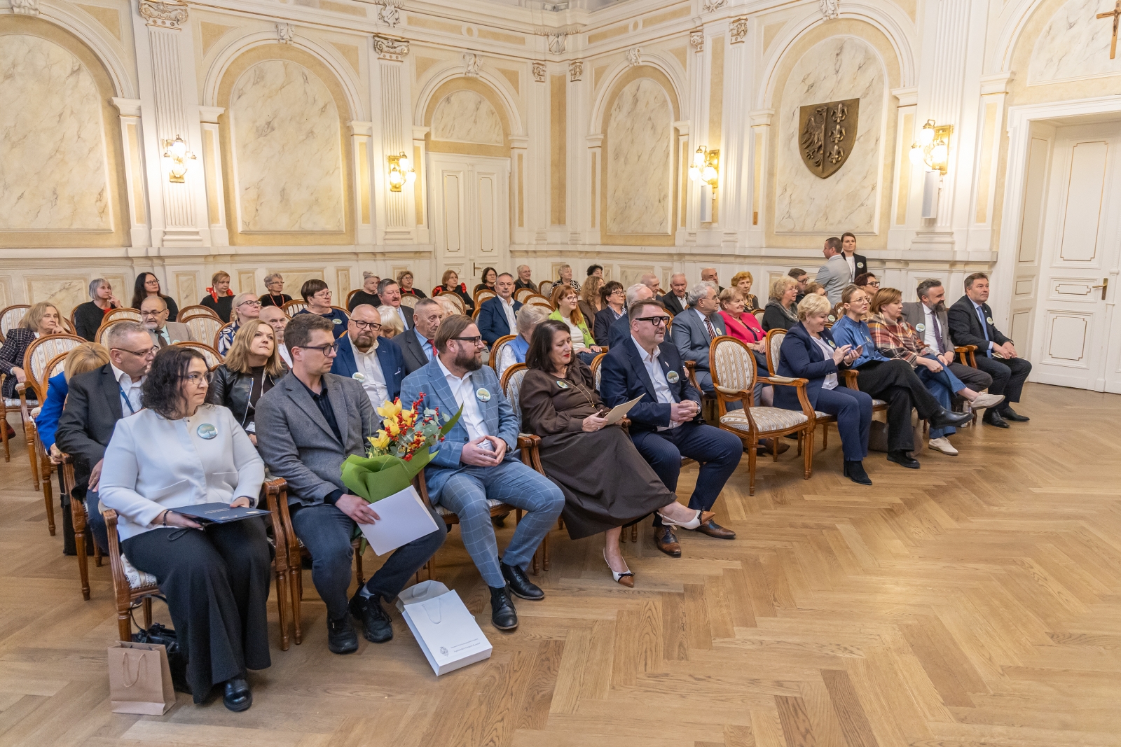 na zdjęciu osoby podczas uroczystości