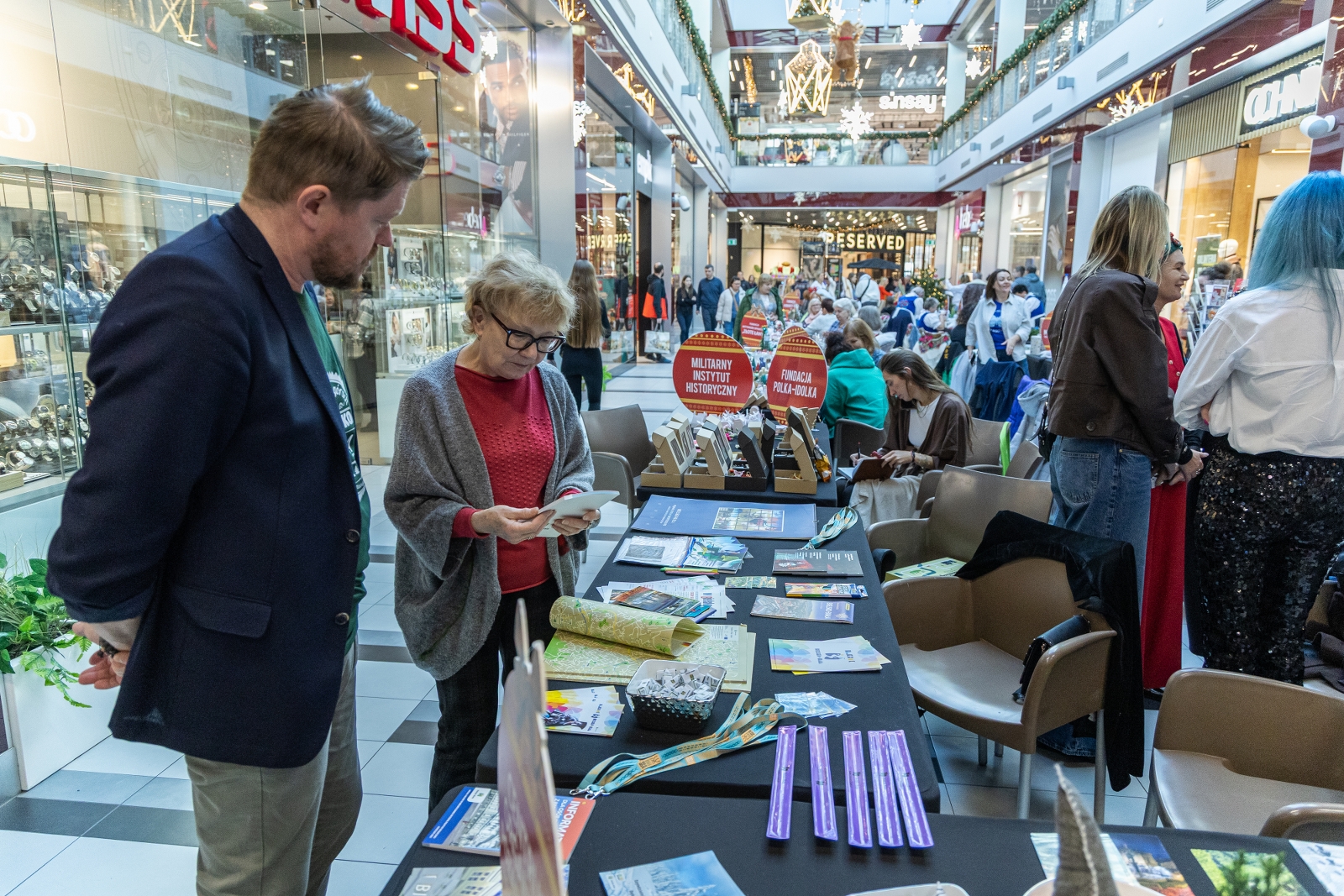 na zdjęciu osoby podczas pikniku