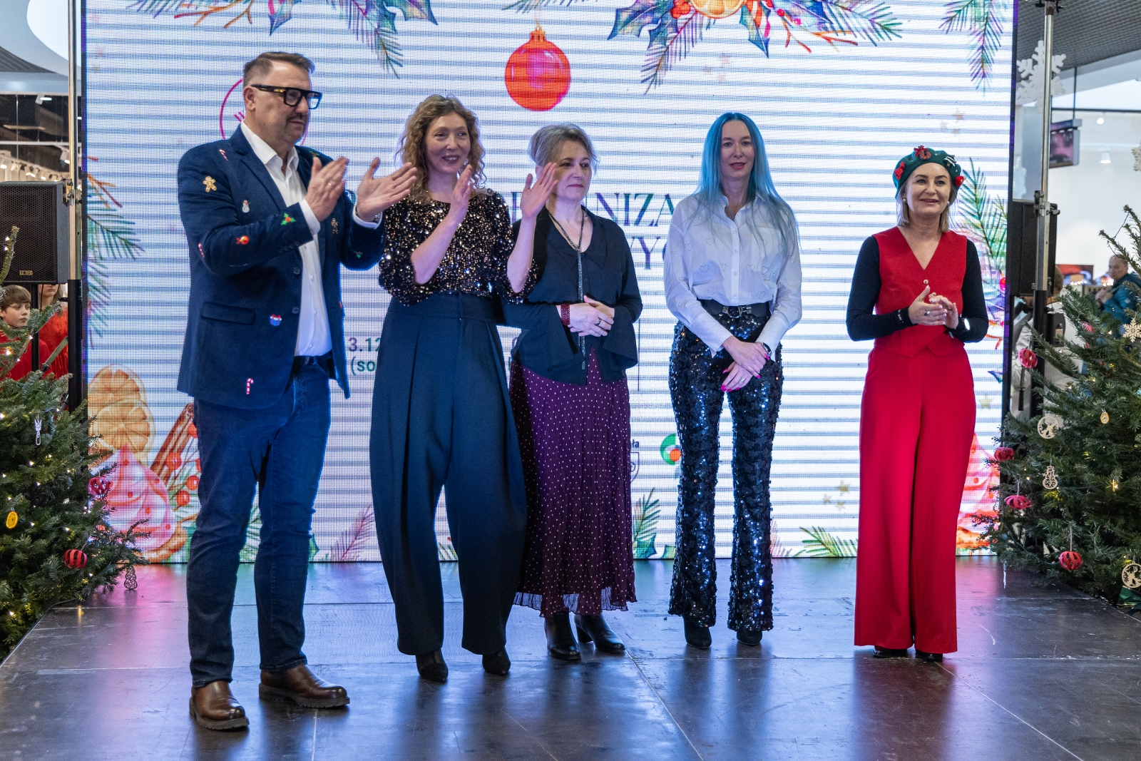 na zdjęciu osoby podczas pikniku