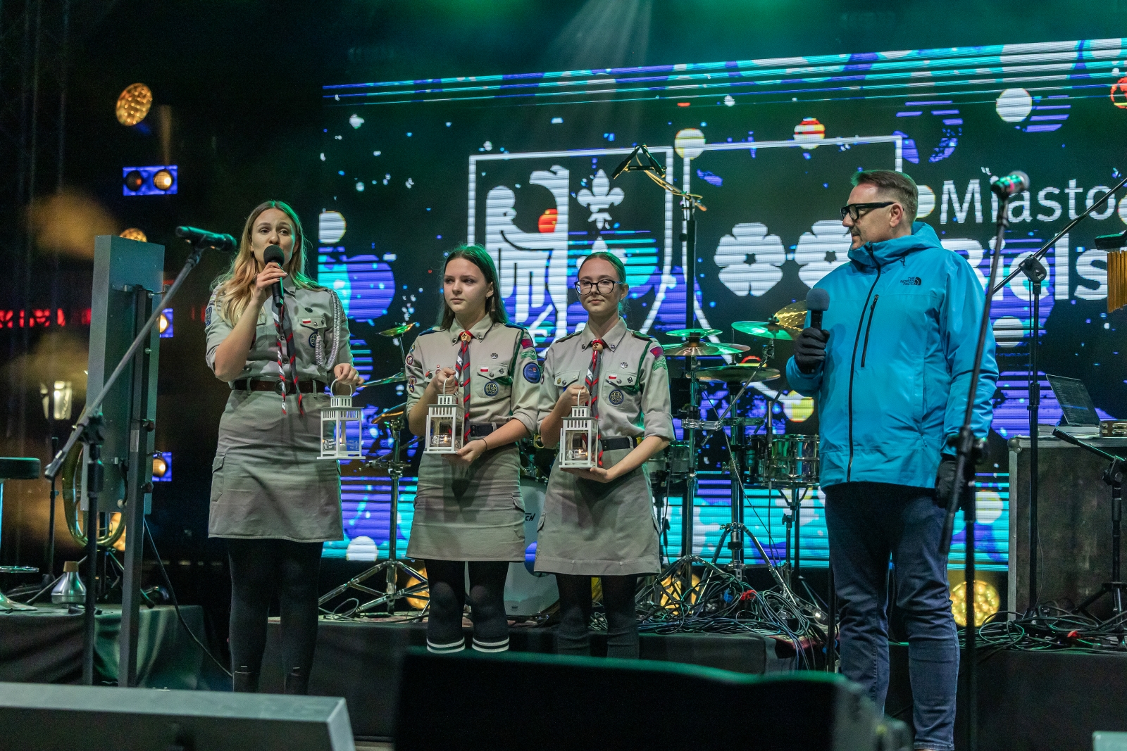 na zdjęciu osoby podczas Świąt na Starówce