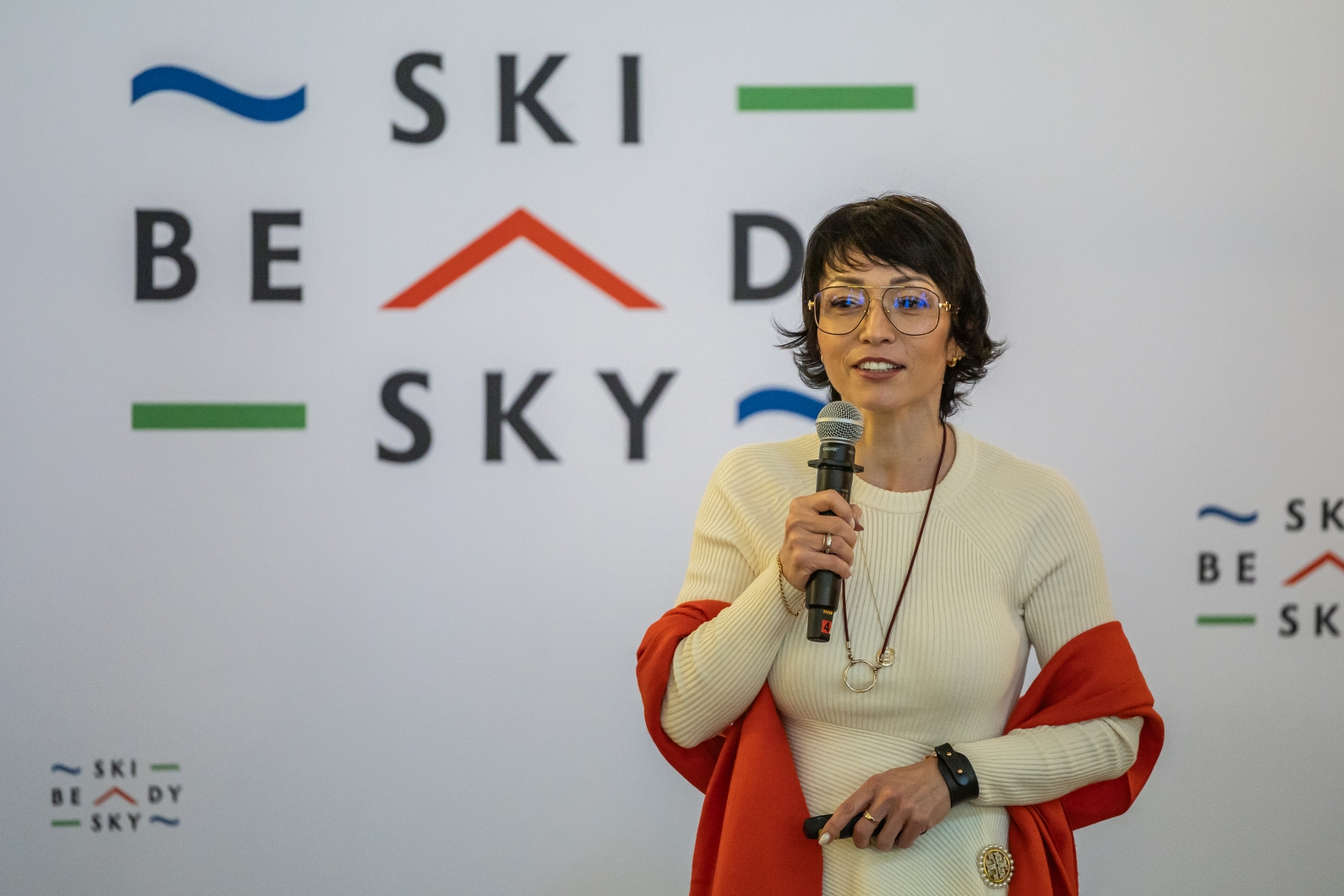 na zdjęciu osoby podczas spotkania