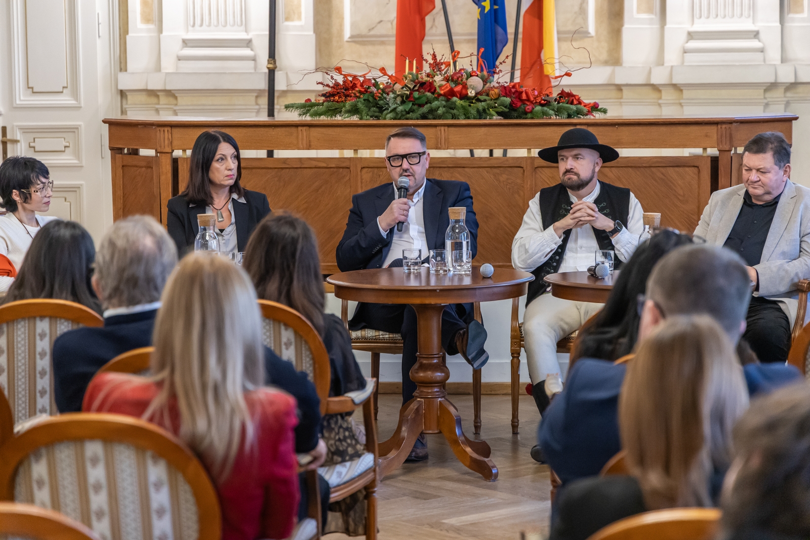 na zdjęciu osoby podczas spotkania