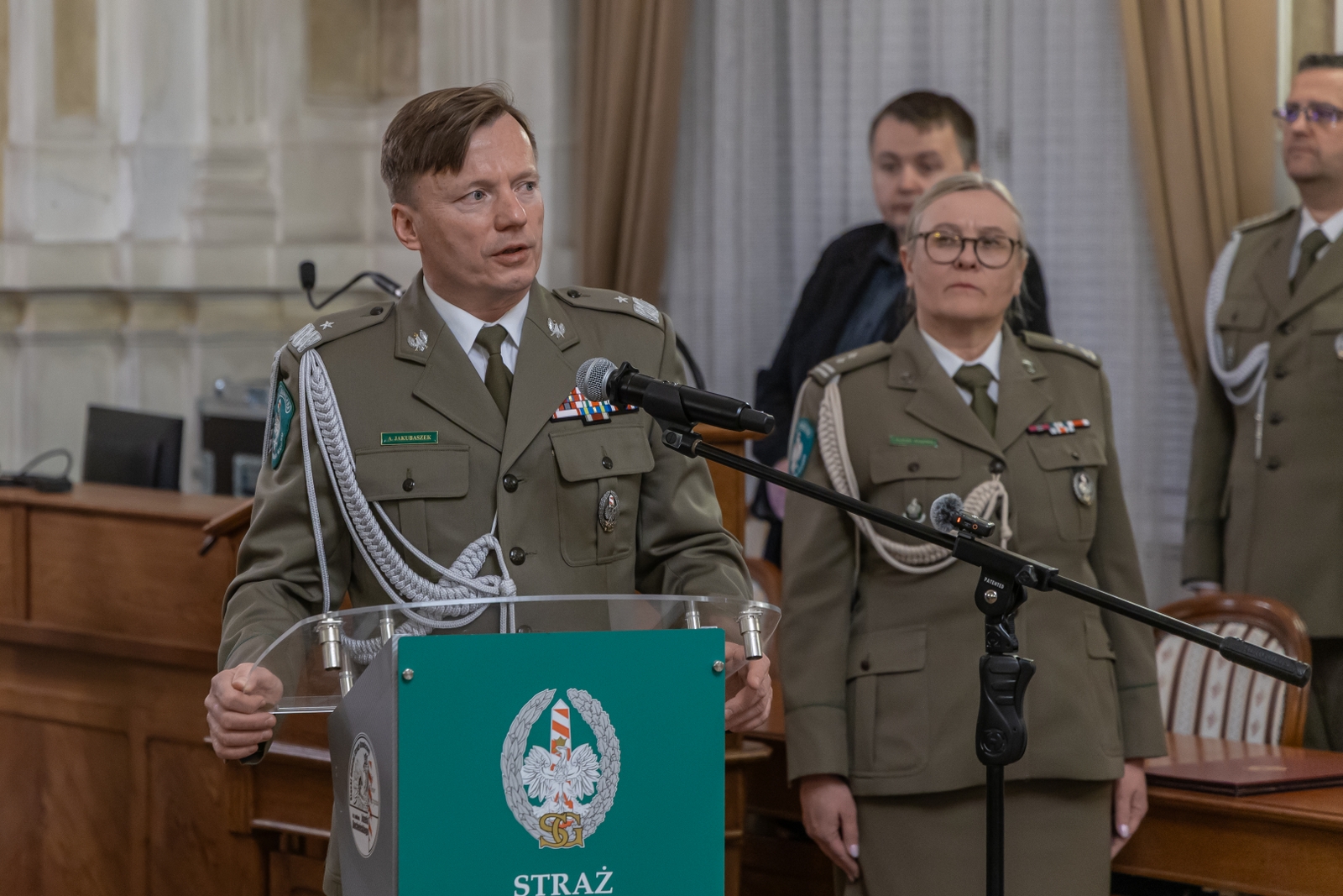 na zdjęciu osoby podczas uroczystości