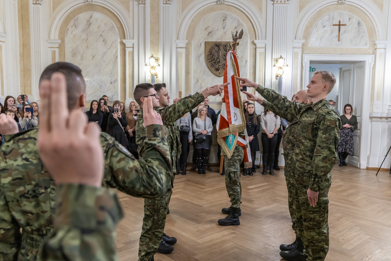 na zdjęciu osoby podczas uroczystości