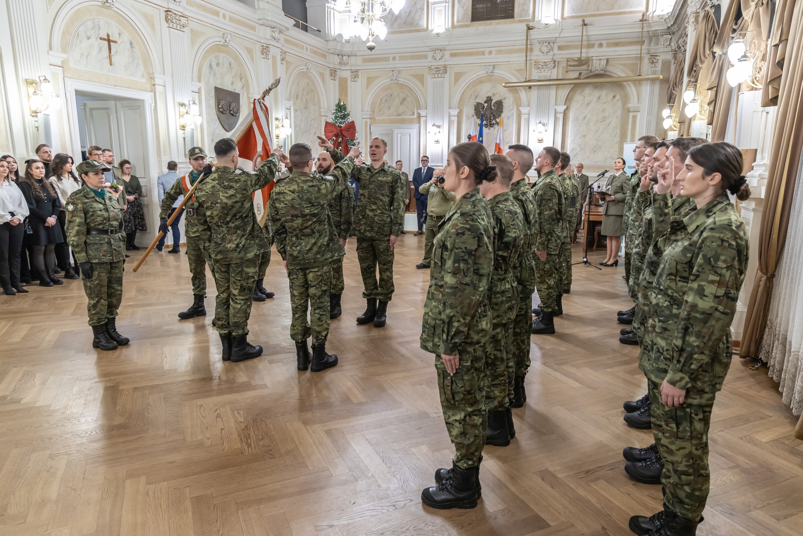 na zdjęciu osoby podczas uroczystości