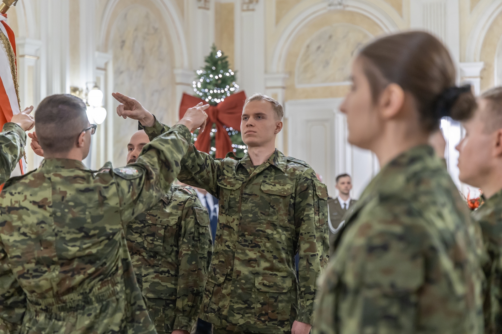 na zdjęciu osoby podczas uroczystości