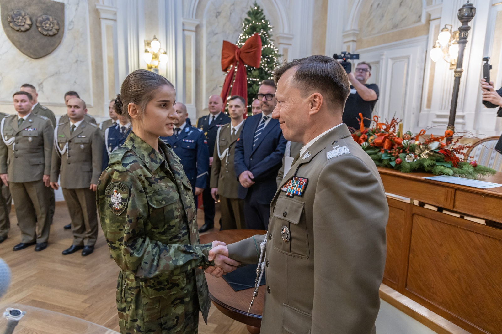 na zdjęciu osoby podczas uroczystości