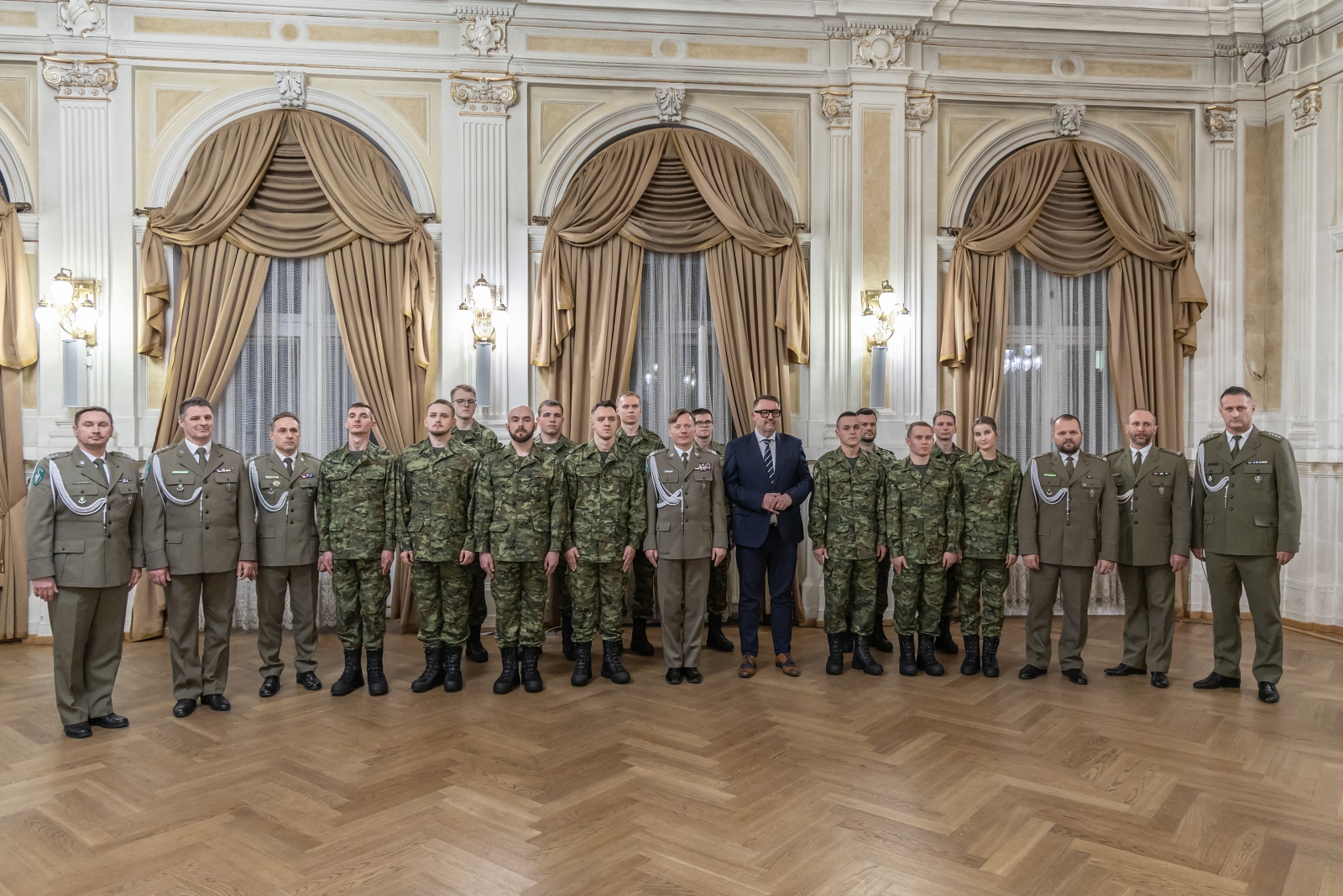 na zdjęciu osoby podczas uroczystości