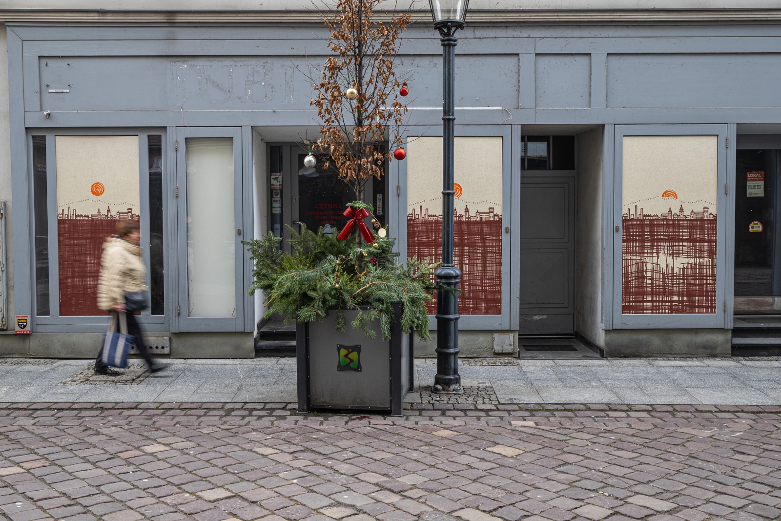 na zdjęciu plakaty na budynku