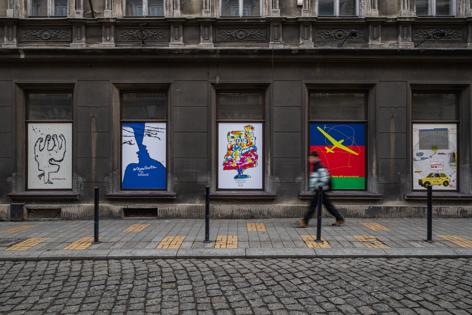 na zdjęciu plakaty na budynku