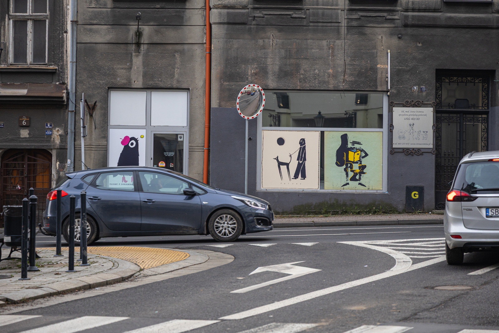 na zdjęciu plakaty na budynku