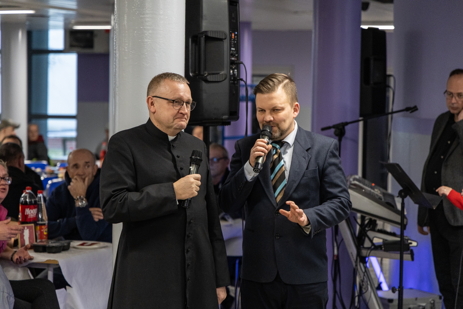 na zdjęciu osoby podczas wigilii