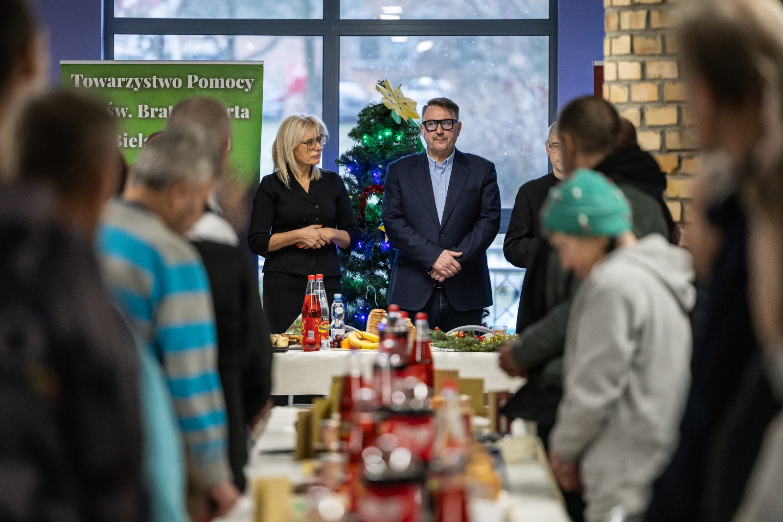 na zdjęciu osoby podczas wigilii