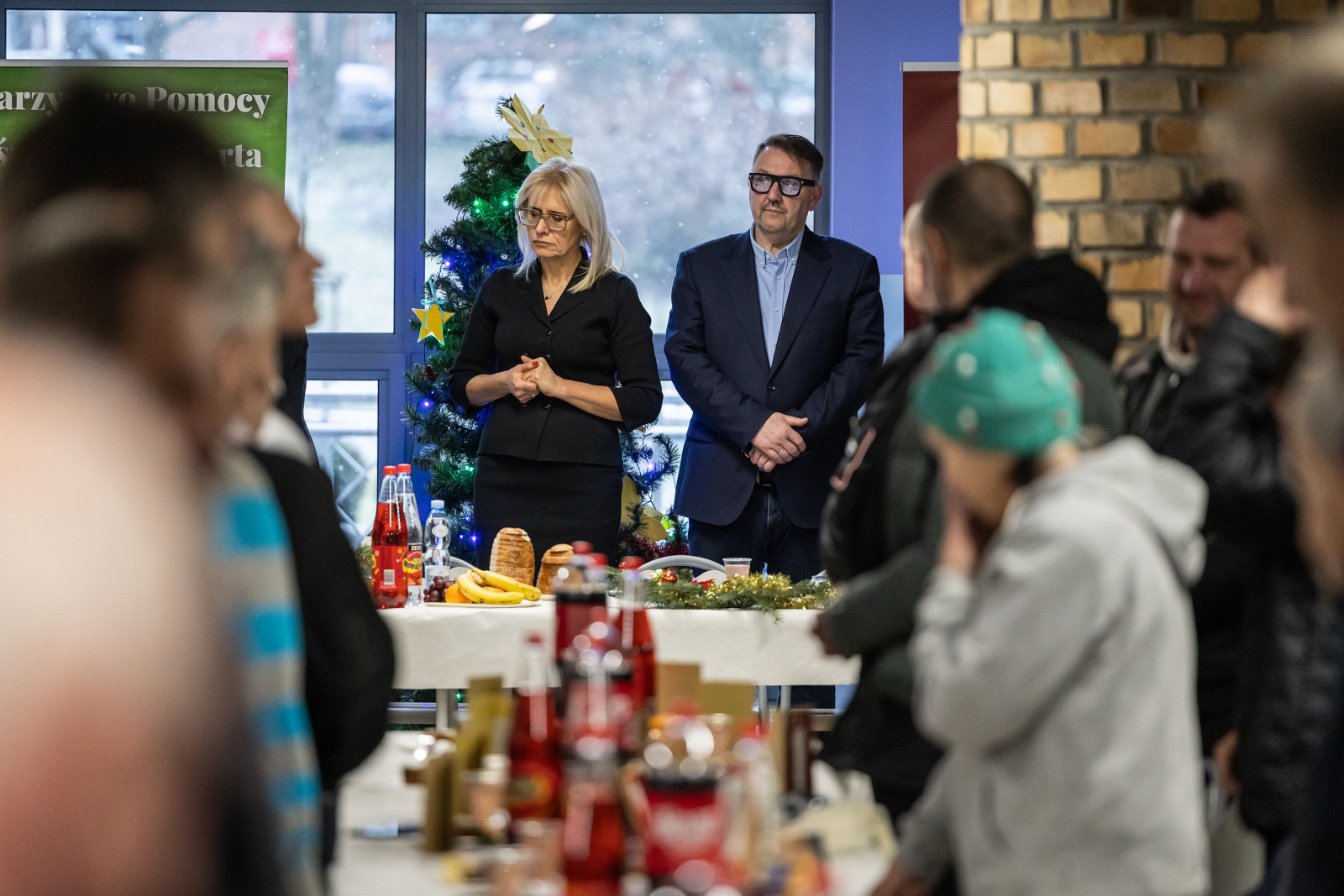 na zdjęciu osoby podczas wigilii