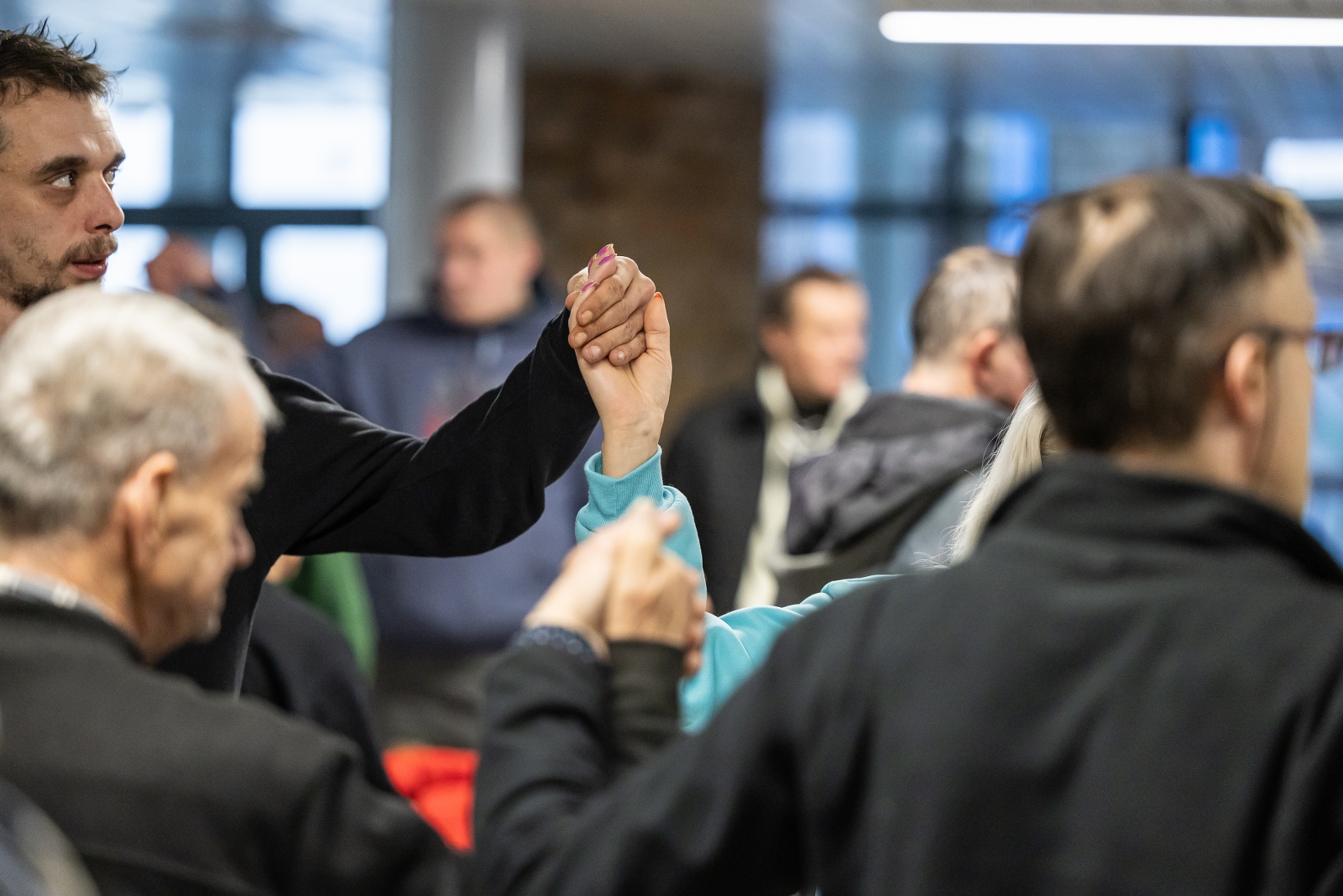 na zdjęciu osoby podczas wigilii