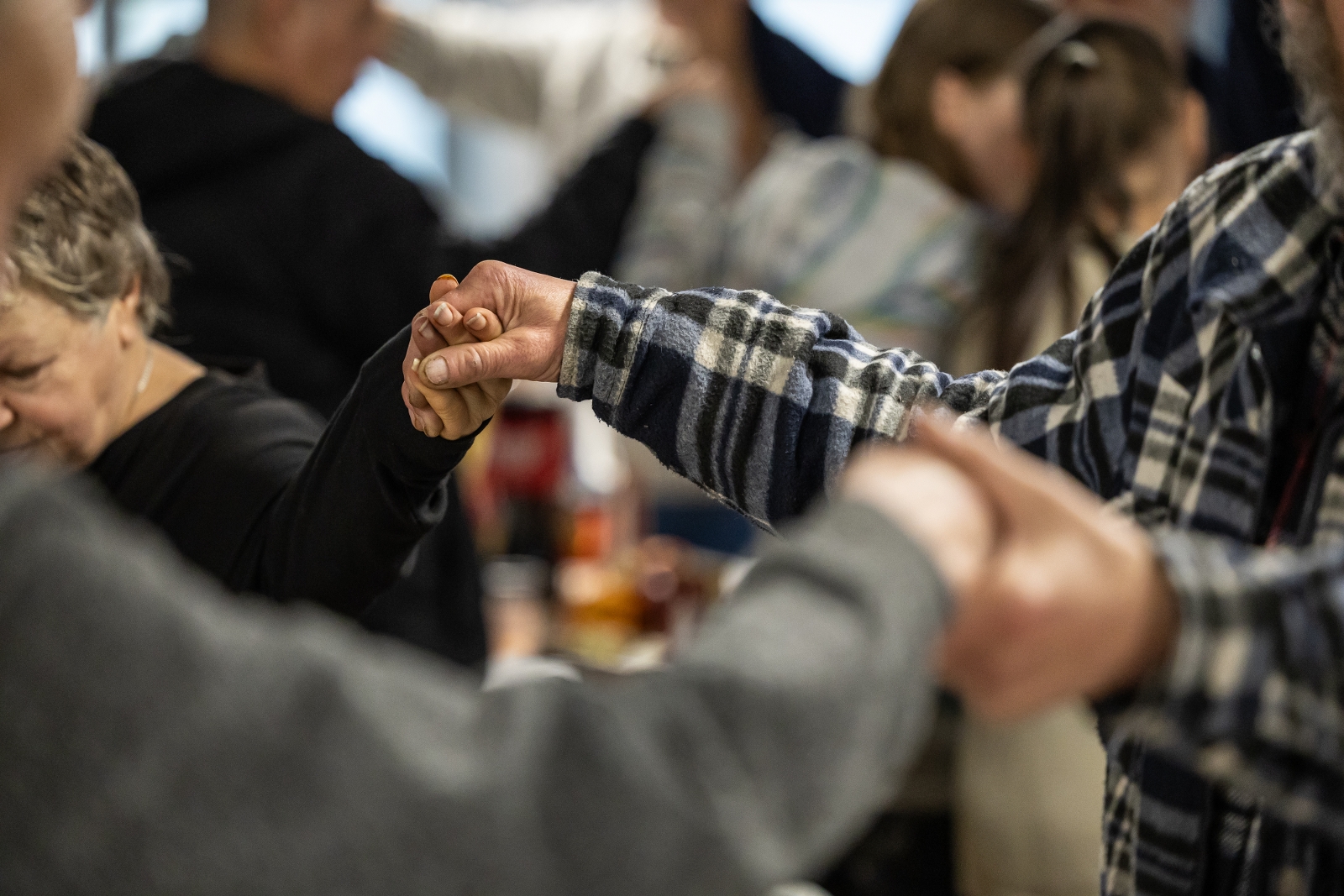 na zdjęciu osoby podczas wigilii