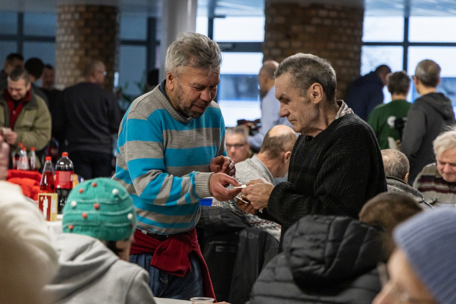 na zdjęciu osoby podczas wigilii