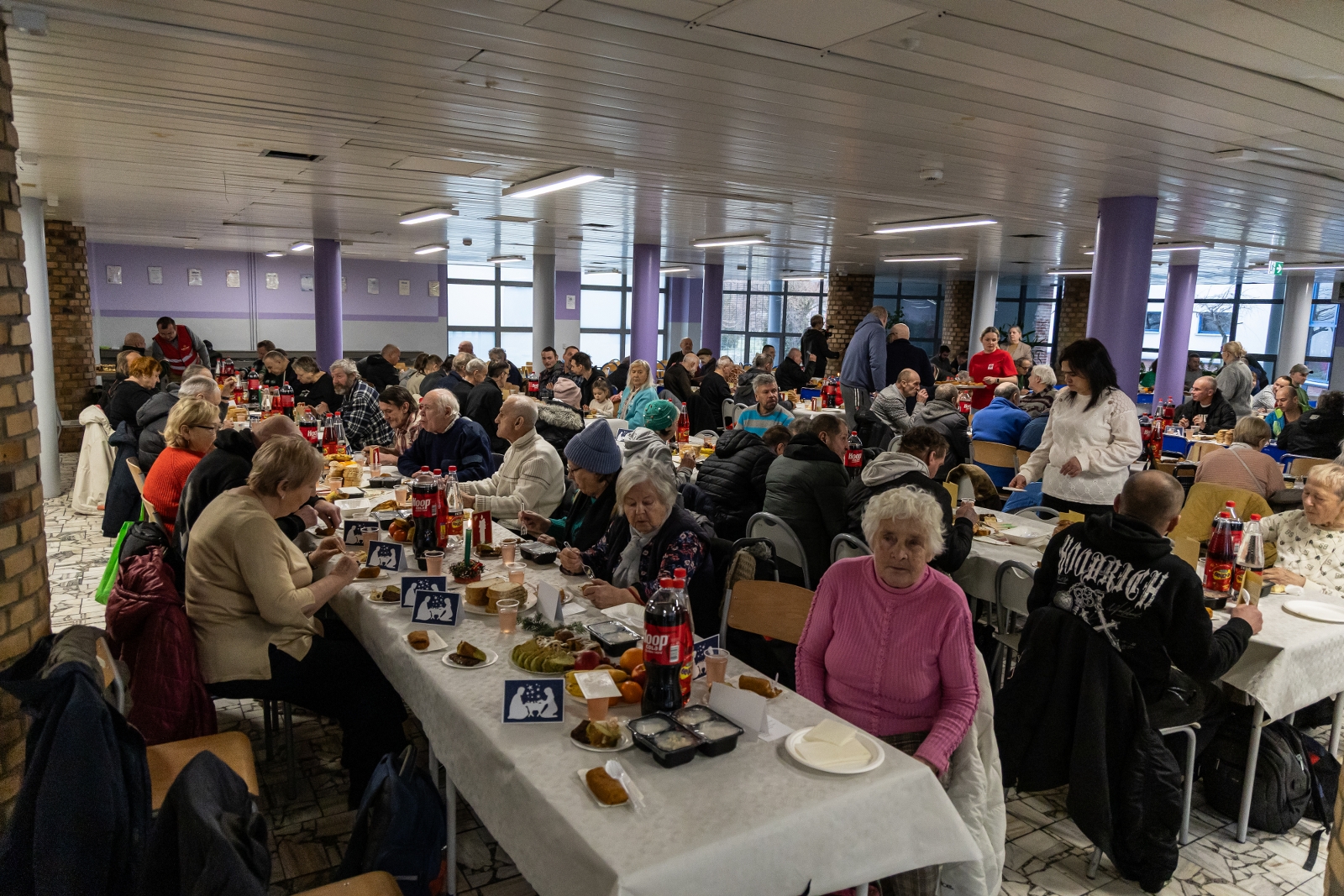 na zdjęciu osoby podczas wigilii