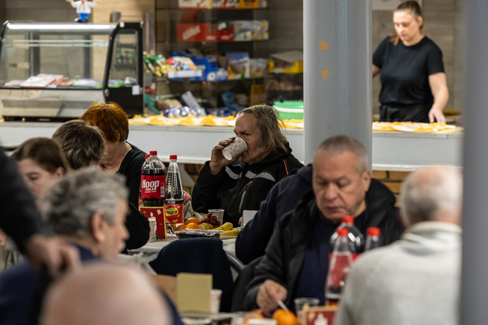 na zdjęciu osoby podczas wigilii