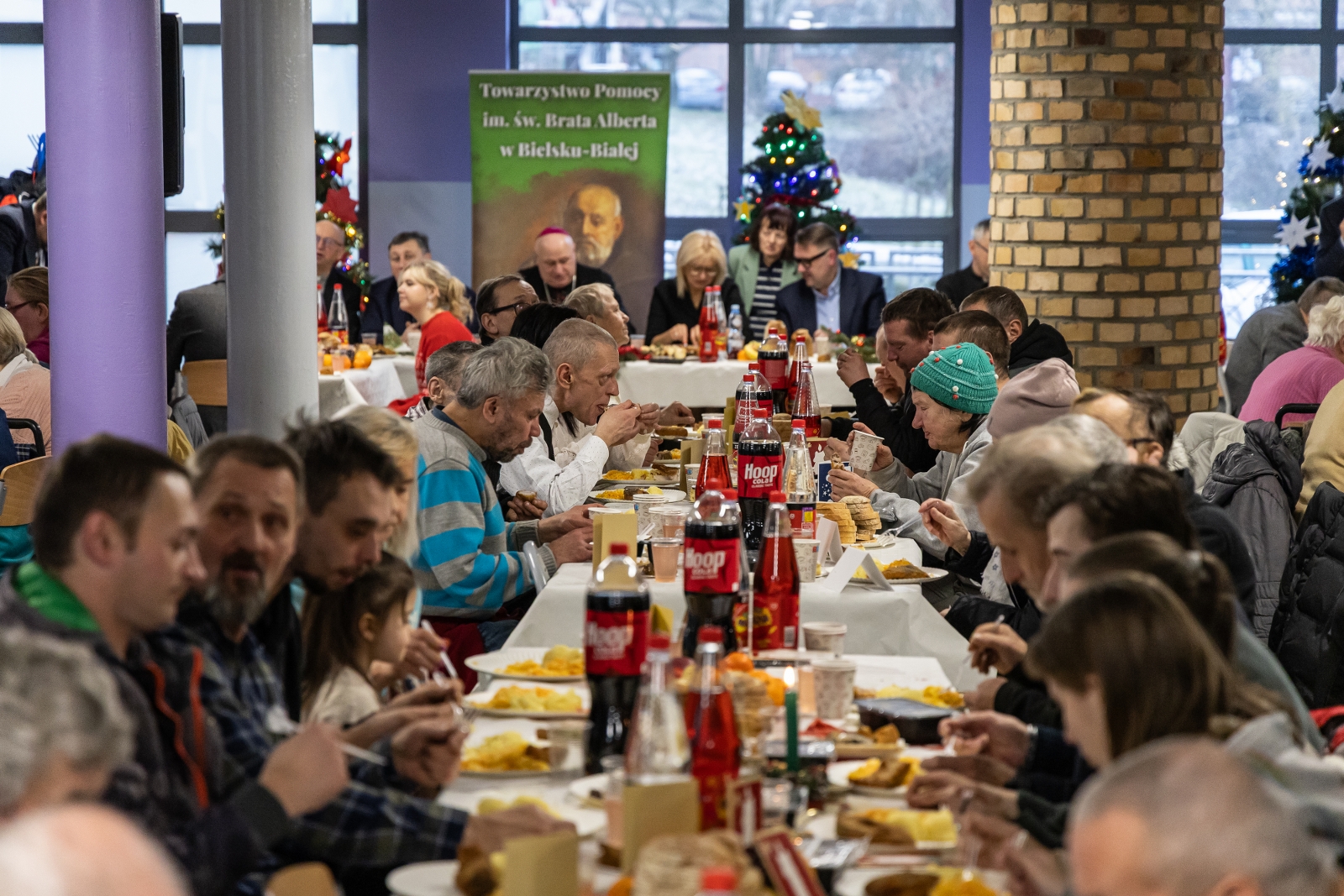 na zdjęciu osoby podczas wigilii