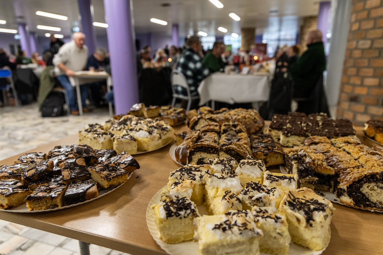 na zdjęciu osoby podczas wigilii