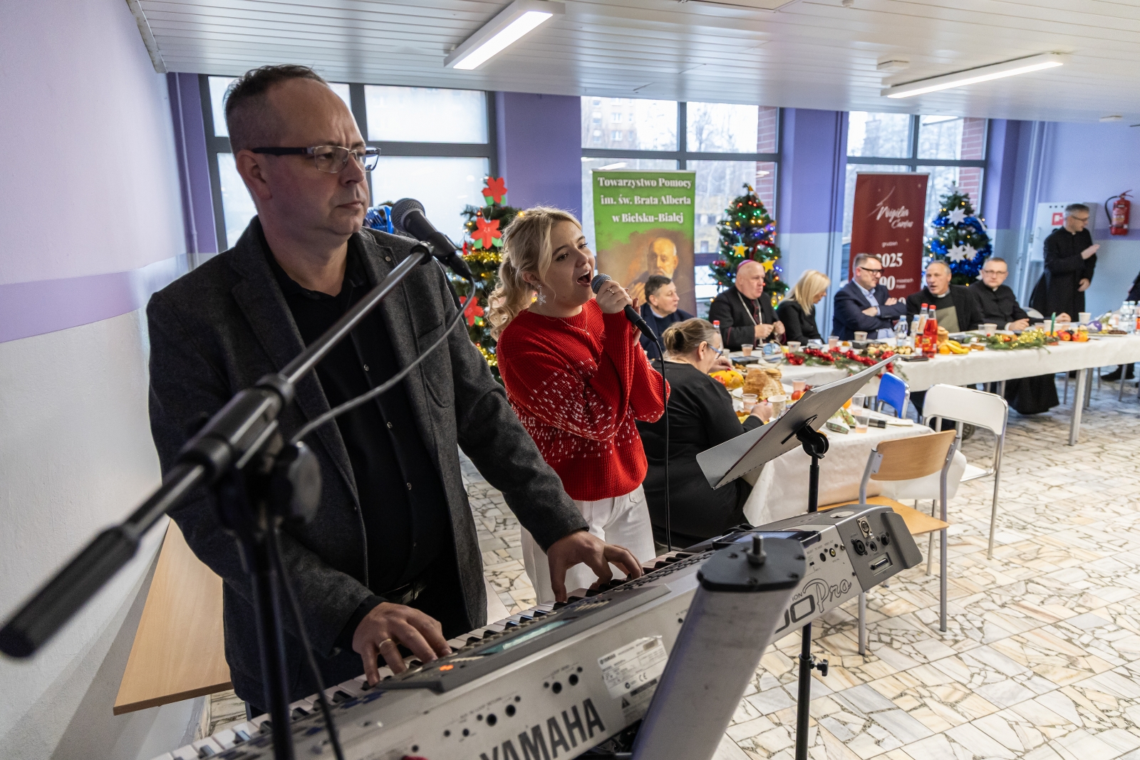 na zdjęciu osoby podczas wigilii