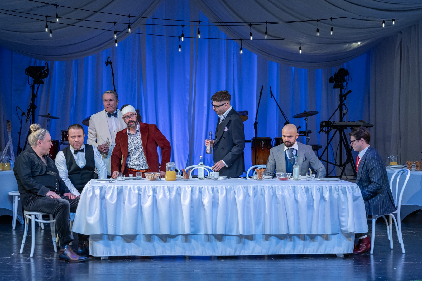 na zdjęciu osoby na scenie