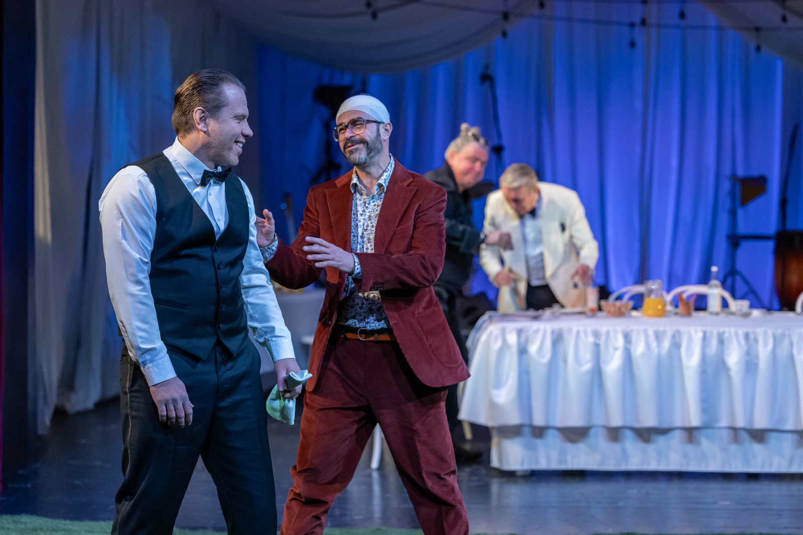 na zdjęciu osoby na scenie