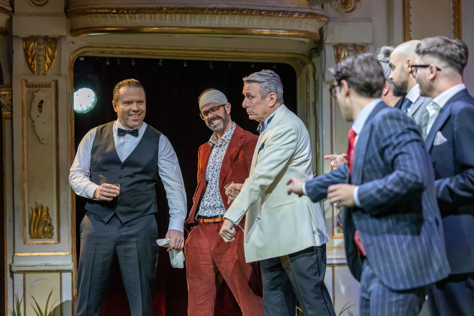 na zdjęciu osoby na scenie