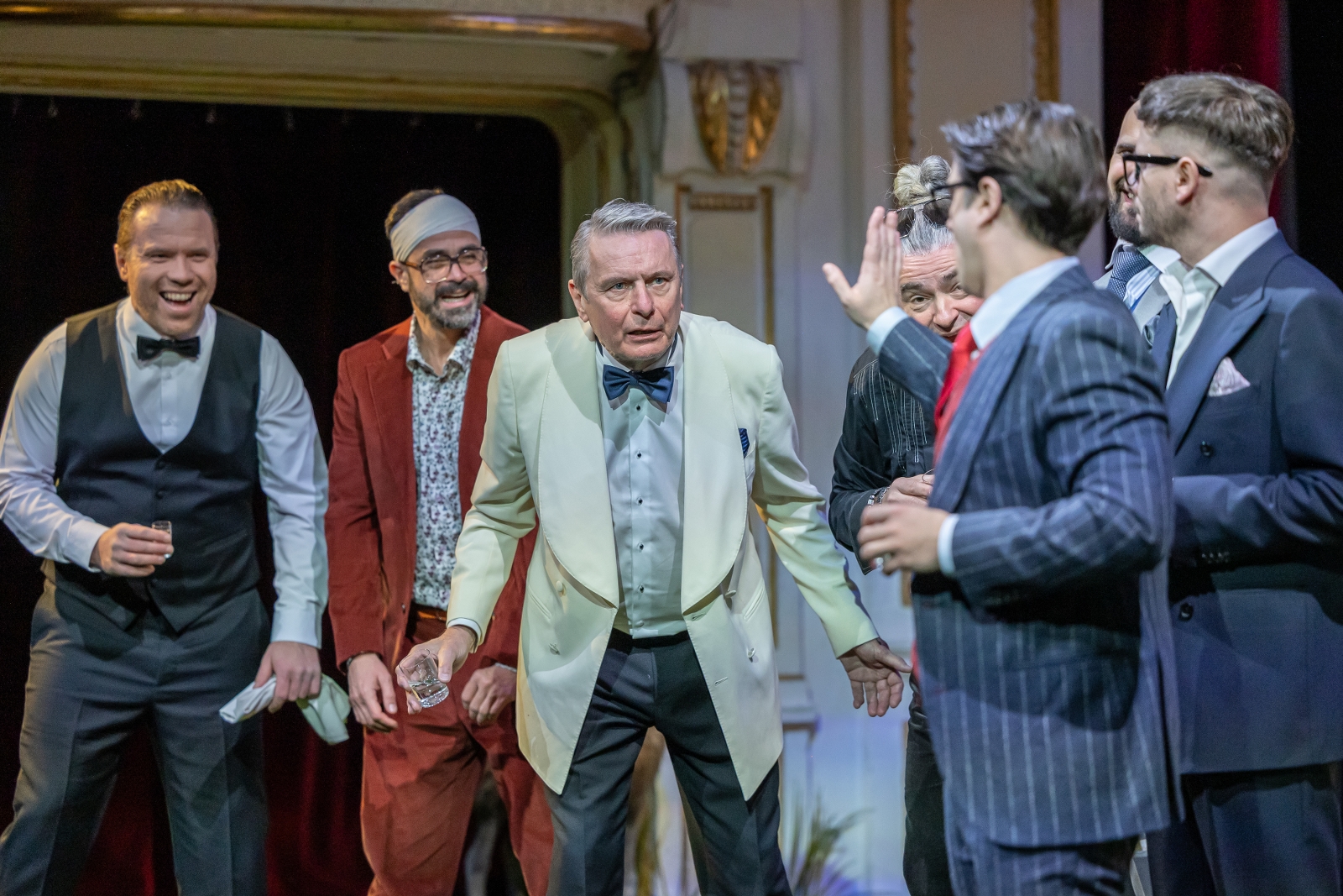 na zdjęciu osoby na scenie